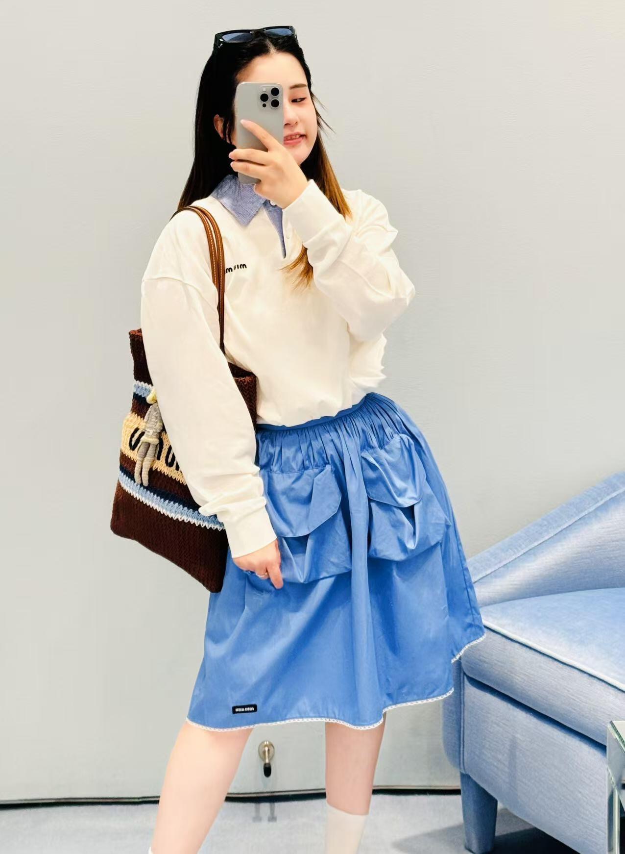 NO:800626,Miu Miu 26 new spring and summer blue big pocket flower bud skirt. High-count pure cotton fabric. Breathable and firm but not soft. Elastic waist design. Easy to wear and take off without constricting the waist. Three-dimensional large pocket design. Sweet and cool feeling. Contrast color lace skirt. Full sense of detail.19860909Miu Miu 26春夏新款蓝色大口袋花苞半身裙 高支纯棉面料 透气挺括不软塌 松紧腰设计 穿脱自由不勒腰 立体大口袋设计 甜酷感拉满 撞色蕾丝花边裙摆 细节感满满 A字花苞版型 修饰腰臀显腿长 尺码 S M L,,miumiu,skirts,,Women's clothing