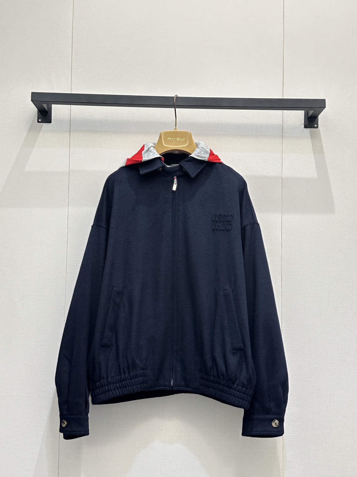 NO:800632,Miu Miu navy blue hooded zipper jacket. The classic navy background color creates a retro college style. The contrasting hooded design adds flexibility and vitality. The lapel zipper fly is neat and stylish, and the same color embossed logo on the chest low-key highlights the brand recognition. The loose dropped shoulder version is not flattering to the body shape, and the ribbed hem and cuffs are snug and windproof. The soft fabric has both comfort and texture. It can be easily used for daily commuting and casual outings. It is a versatile item to create a sweet and cool outfit.  Sizes S/M/L, real shots of large goods,,miumiu,jackets & coats,hats,19860909Miu Miu 藏青色连帽拉链夹克,经典藏青底色打造复古学院风,撞色连帽设计增添灵动活力,翻领拉链门襟利落有型,胸前同色系压印logo低调彰显品牌辨识度.宽松落肩版型不挑身形,罗纹下摆与袖口贴合防风,柔软面料兼具舒适感与质感,日常通勤、休闲出街都能轻松驾驭,是打造甜酷穿搭的百搭单品. 尺码S/M/L大货实拍,,miumiu,jackets & coats,hats,,Women's clothing