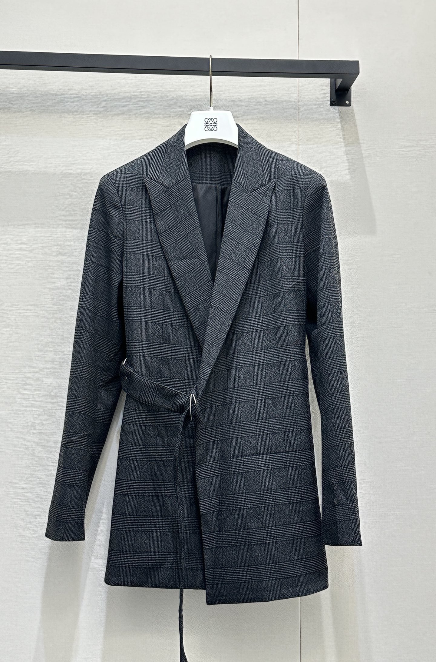 NO:800621,) Loewe26 early spring new style!  A set with a high rate of turning heads. Whoever wears it will be the boss!  Highly intelligent and fashionable outfit! A smart and handsome plaid suit with irregular design! Belt with side buckle and decorative design. The vertical cut is versatile and easy to wear! It is practical and has a sense of design! Casual and handsome commuting essentials are versatile and easy to wear. Customized worsted wool suit material is draped and comfortable, and the hardware buckles are low-key and luxurious! The quality of workmanship depends on the details!  SML real shots of large products,,loewe,business suit,19860909）Loewe26早春新款！回头率超高的一套.谁穿谁是霸总！高智感时髦精穿搭!干练帅气不规则设计格纹西装!侧扣系腰带装饰设计 立裁版型百搭不挑人!实穿又有设计感!休闲帅气通勤必备品百搭不挑人,定制精纺羊毛西装料 垂坠舒适,五金扣低调奢华感!做工品质看细节！SML大货实拍,,loewe,business suit,,Women's clothing