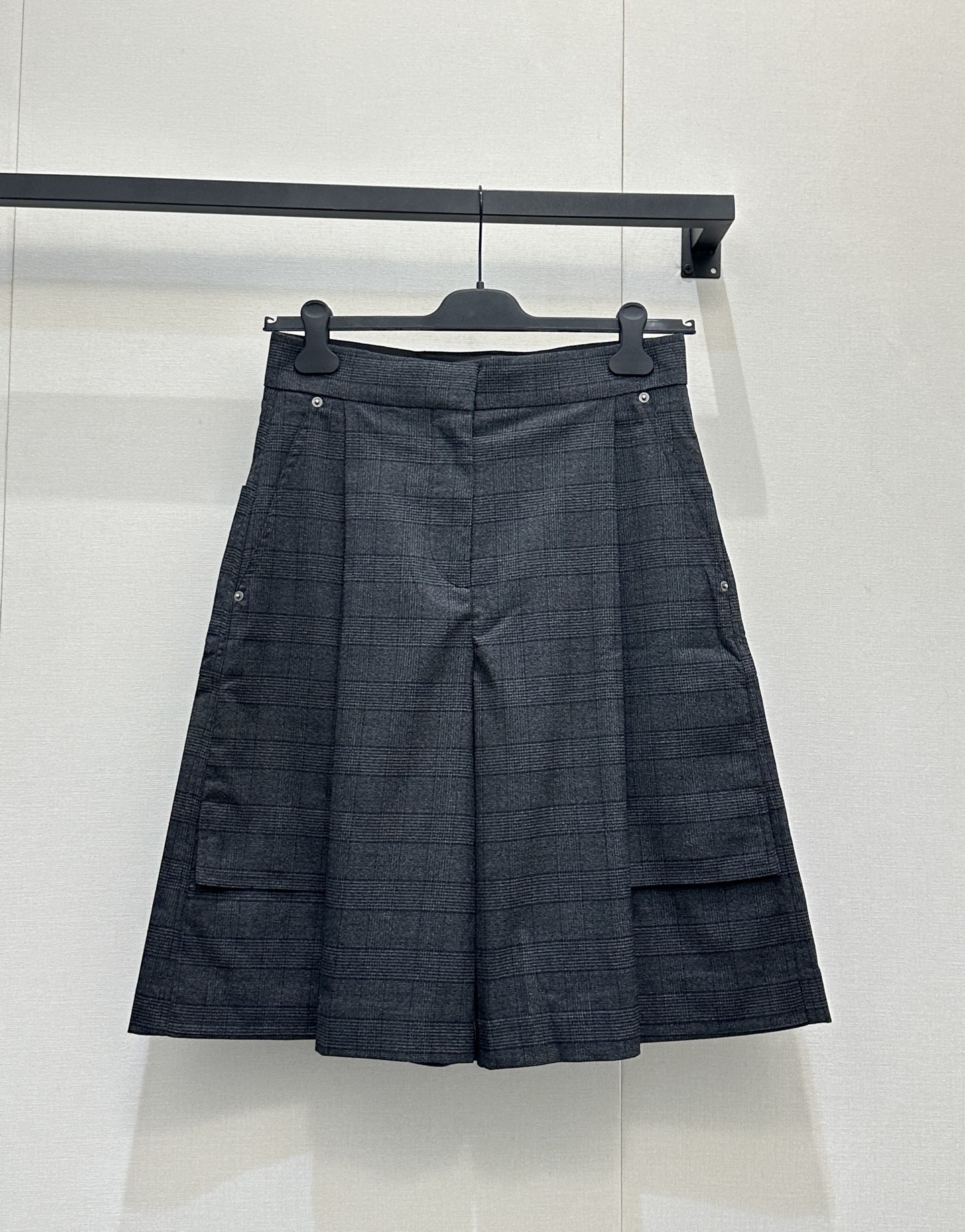 NO:800636,Mid-pants) Loewe26 early spring new style!  A set with a high rate of turning heads. Whoever wears it will be the boss!  Highly intelligent and fashionable outfit! A smart and handsome plaid suit with irregular design! Belt with side buckle and decorative design. The vertical cut is versatile and easy to wear! It is practical and has a sense of design! Casual and handsome commuting essentials are versatile and easy to wear. Customized worsted wool suit material is draped and comfortable, and the hardware buckles are low-key and luxurious! The quality of workmanship depends on the details!  SML real shots of large products,,loewe,business suit,19860909中裤）Loewe26早春新款！回头率超高的一套.谁穿谁是霸总！高智感时髦精穿搭!干练帅气不规则设计格纹西装!侧扣系腰带装饰设计 立裁版型百搭不挑人!实穿又有设计感!休闲帅气通勤必备品百搭不挑人,定制精纺羊毛西装料 垂坠舒适,五金扣低调奢华感!做工品质看细节！SML大货实拍,,loewe,business suit,,Women's clothing