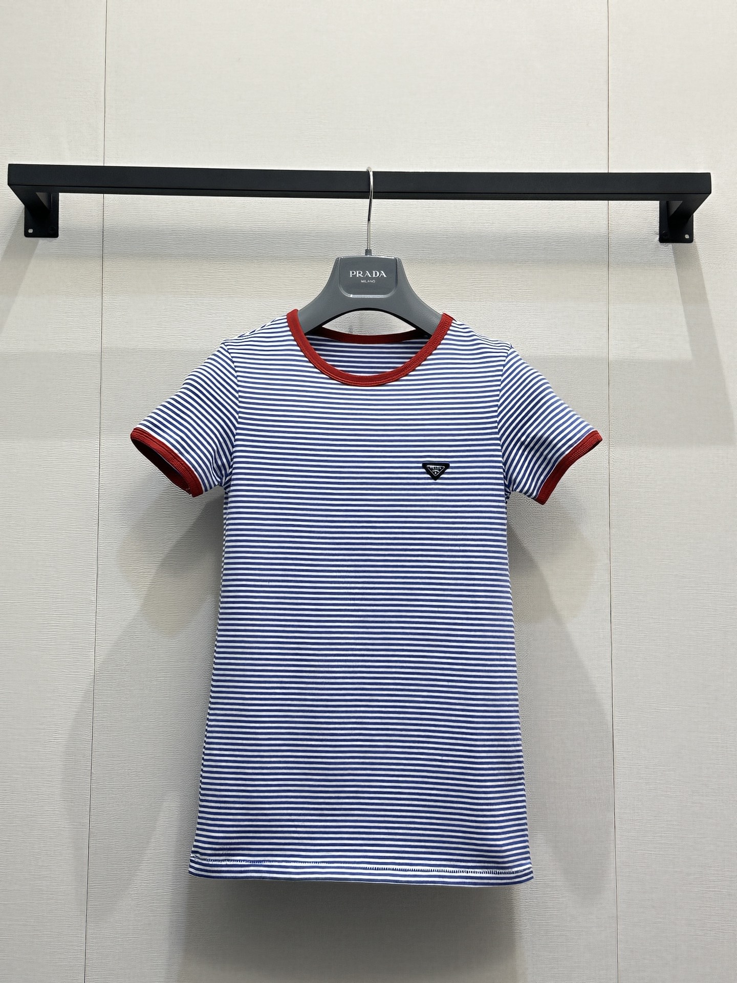 NO:801147,Prad* striped contrasting short-sleeved T-shirt, blue and white pinstripes + red round collar, retro and full of vitality! The triangle logo on the chest is very recognizable, high-quality cotton, soft and breathable, super comfortable to wear in summer. Slim cut, can be worn alone or layered, easy to match with jeans, skirts, daily casual, vacation can be worn fashionable! Size SMl, large goods, real shot, prada, skirts, jeans, T-shirt, tees, t-shirt,19860909Prad* 条纹撞色短袖T恤 蓝白细条纹+红色圆领袖口,复古又活力满满!胸前三角Logo超有辨识度高品质棉料,柔软透气,夏天穿超舒服.修身剪裁,单穿or内搭都OK,轻松搭配牛仔裤,半裙,日常休闲,度假都能穿出时髦感! 码数SMl大货实拍,,prada,skirts,jeans,T-shirt,tees，t-shirt,,Women's clothing