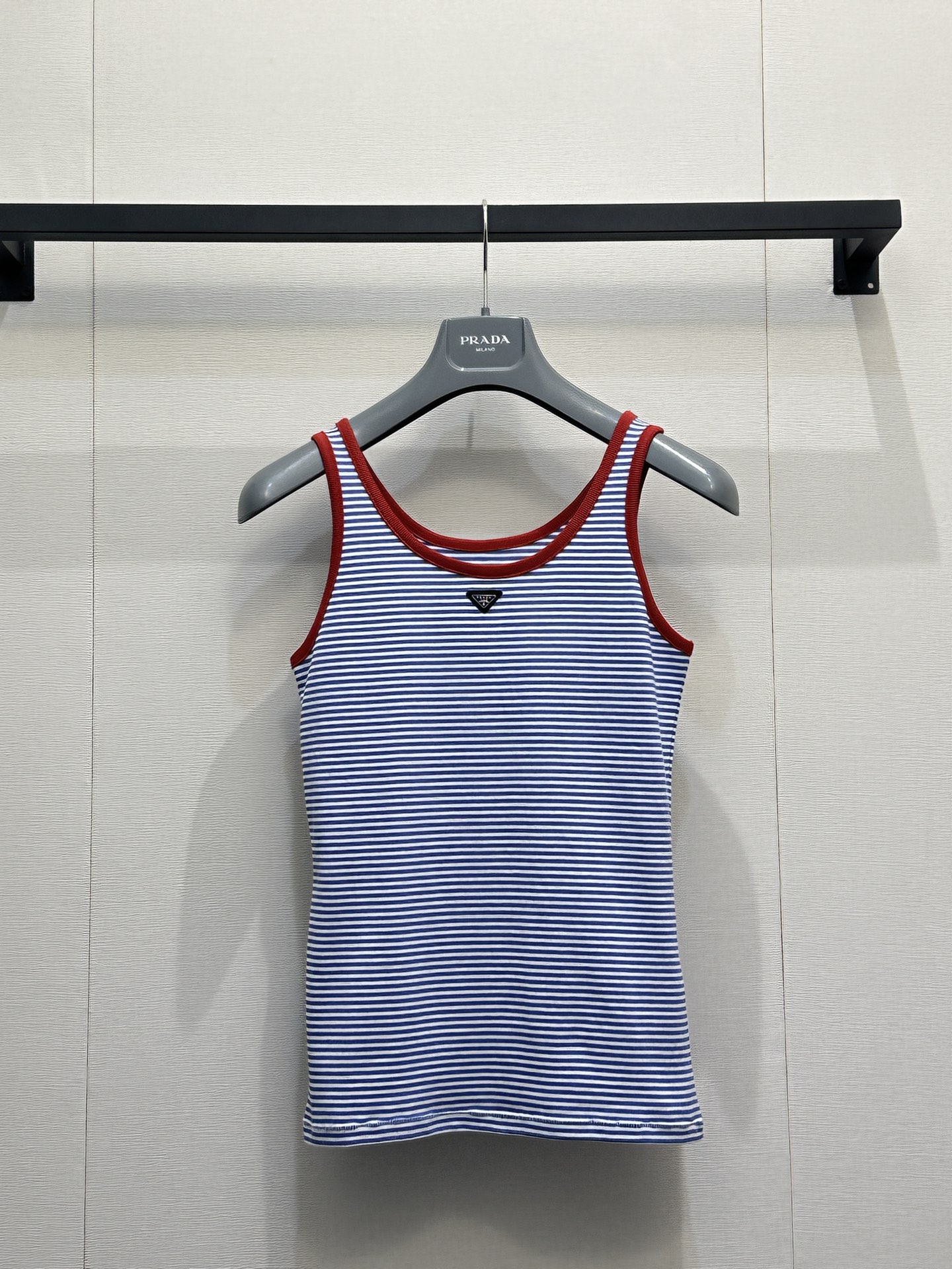 NO:801143,Prad* blue and white striped ribbed vest with red trim embellishment, retro and full of vitality! The triangle logo on the chest is very recognizable. The ribbed fabric has good elasticity and fits the body shape. It is OK to wear alone or as an inner layer in summer. The sleeveless design is refreshing and neat. Pair it with a high-waisted skirt or loose pants, and you can easily get a casual and fashionable feeling ~ you can easily control it for daily outings and vacations! The size of SMl is real, prada, skirts,19860909Prad* 蓝白条纹罗纹背心 红色边饰点缀,复古又活力满满!胸前三角徽标超有辨识度.罗纹面料弹性好,贴合身形,夏天单穿或内搭都很OK.无袖设计清爽利落,搭配高腰裙or宽松裤,轻松get休闲时髦感~日常出街,度假都能轻松驾驭!码数SMl大货实拍,,prada,skirts,,Women's clothing