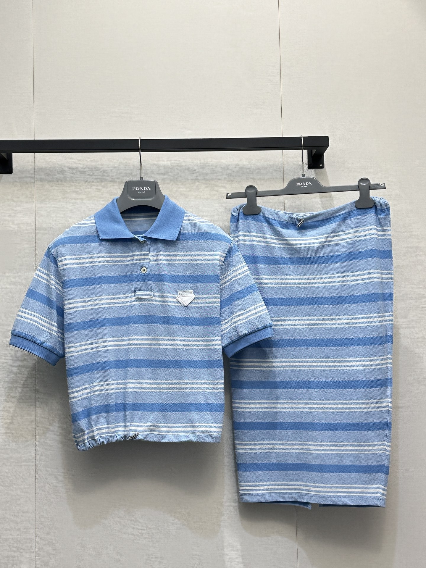 NO:801136,PRAD*Prada blue and white striped drawstring waist Polo shirt. The refreshing blue and white stripes bring the summer sea breeze to your body. The classic Polo collar has a college feel, neat and age-reducing. The drawstring design on the hem can be adjusted freely to easily create a short high waistline. The iconic inverted triangle metal logo on the chest low-key highlights the brand texture. High-elastic knitted fabric is skin-friendly and breathable, suitable for daily commuting and going out. Loose short sleeves are not flattering on the figure, and are a perfect balance between laziness and sophistication.  The upper body instantly transforms into a energetic girl, and you can easily control the French sense of relaxation. The size is S M L. Real photos of large products, prada, prada, T-shirt,19860909PRAD*普拉达蓝白条纹抽绳收腰Polo衫 清爽治愈的蓝白条纹,把夏日海风穿在身上 经典Polo领自带学院感,利落又减龄 下摆抽绳设计可自由调节,轻松打造短款高腰线 胸口标志性倒三角金属标,低调彰显品牌质感 高弹针织面料亲肤透气,日常通勤、出街都适配 宽松短袖不挑身材,慵懒与精致感完美平衡 上身秒变元气少女,轻松拿捏法式松弛感 码数S M L大货实拍,,prada,prada,T-shirt,,Women's clothing