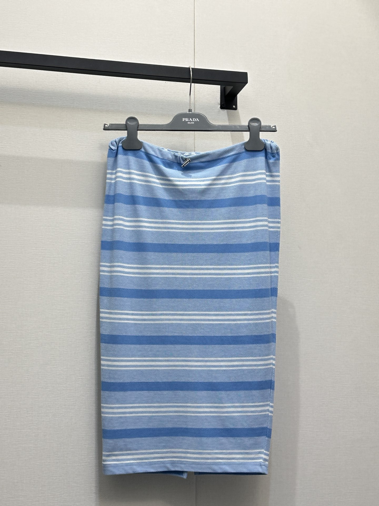 NO:801151,PRAD*Prada blue and white striped knitted straight skirt. The refreshing blue and white stripes bring a sense of summer relaxation. The classic straight version modifies the leg shape and is easy to control regardless of body shape. The high-elastic knitted fabric is skin-friendly and breathable, suitable for daily commuting or going out on vacation. The iconic metal triangle logo on the back waist low-key highlights the brand texture. The slit design adds flexibility and displays an elegant atmosphere when walking. Perfectly blending French laziness and minimalist high-end, the upper body instantly transforms into an atmospheric beauty.  Size S M L large goods real shot, prada, prada, skirts,19860909PRAD*普拉达蓝白条纹针织直筒半裙 清爽治愈的蓝白条纹自带夏日松弛感 经典直筒版型修饰腿型,不挑身材轻松驾驭 高弹针织面料亲肤透气,日常通勤or度假出街都适配 后腰标志性金属三角标,低调彰显品牌质感 开叉设计增添灵动性,行走间尽显优雅氛围感 把法式慵懒与极简高级感完美融合,上身秒变氛围感美女 码数S M L大货实拍,,prada,prada,skirts,,Women's clothing