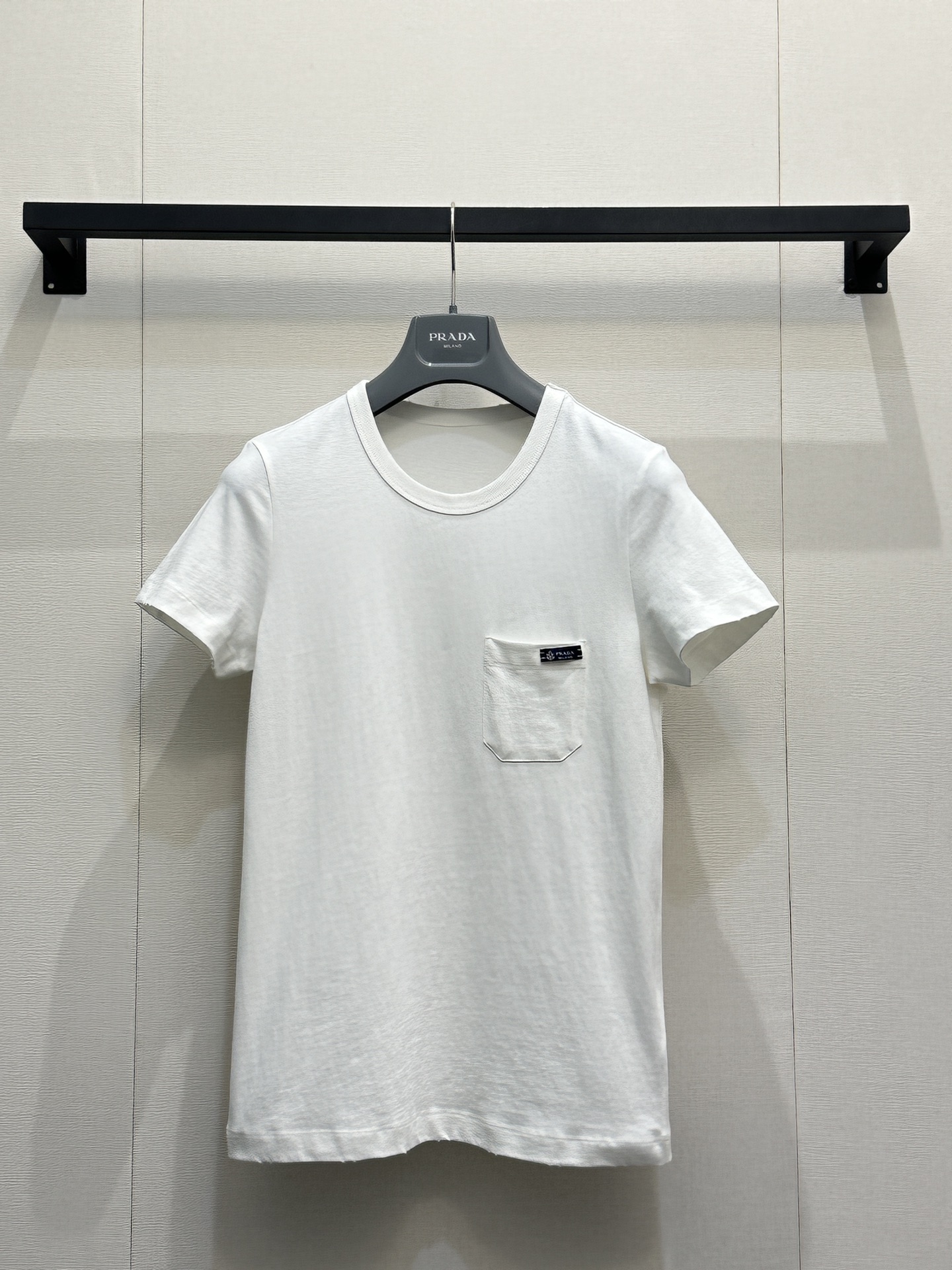 NO:801139,Prad* 26SS new spring and summer letter pocket round neck short-sleeved T-shirt丨Exclusively developed by yb!  High quality production!  The iconic logo embellishment on the chest highlights the brand style. It is made of heavyweight pure cotton. The shoulder version presents a slimming visual effect. The brand's own fashion sense is immediately present. Create a relaxed and fashionable style as you like. It is stylish when worn alone. S/M/L, large quantities, real shots, prada, T-shirt, tees, t-shirt,19860909Prad* 26SS春夏新款 字母口袋圆领短袖T恤丨独家yb开发！高版出品！胸口标志性logo点缀凸显品牌格调 采用克重纯棉制成 正肩版型 呈现显瘦视觉效果 品牌自带的时尚感立现 随心打造松弛时髦风格 单穿内搭都出彩时髦 现货发售 S/M/L大货实拍,,prada,T-shirt,tees，t-shirt,,Women's clothing