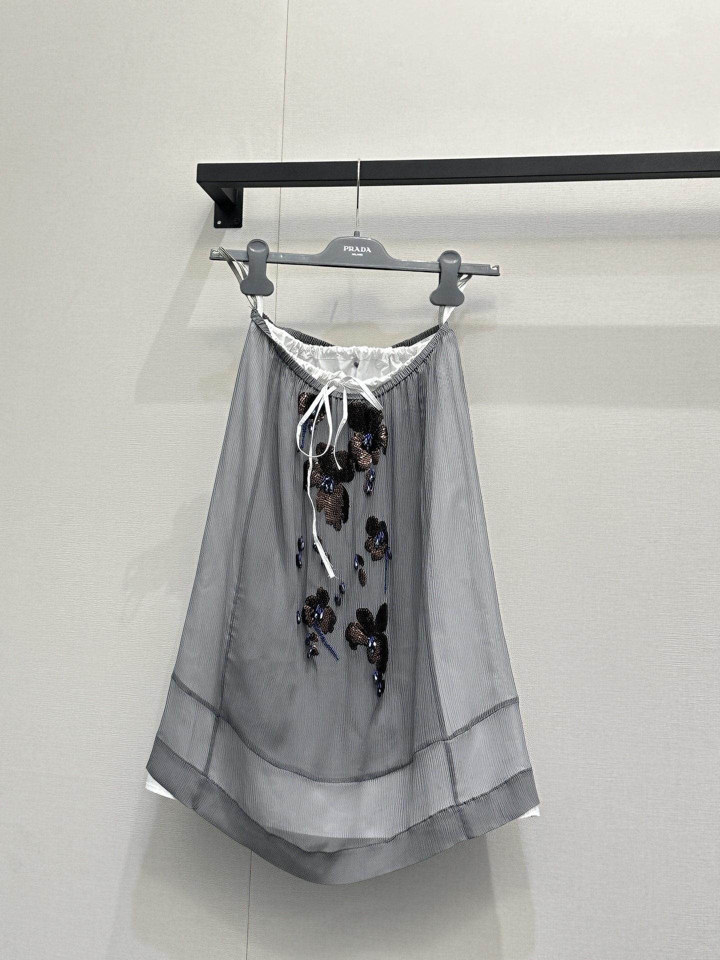 NO:801135,Prada26 new style!  Two-piece skirt. Romantic gray tones. The semi-transparent gauze shadow hides the exquisiteness of heavy bead embroidery. Wearing spring flowers on the body. The cool and gentle flowing gray gauze and heavy embroidery are Prada-style relaxation and elegance. The atmosphere is heart-warming at first sight. Cool ceiling | Semi-transparent texture + hand-made bead embroidery, welding an unobtrusive sense of luxury to the body. Who can resist a luminous gray gauze skirt!  The sweet and cool feeling directly attracts real shots of large goods, prada, skirts,19860909Prada26新款！两件套半身裙.灰调浪漫,半透纱影里藏着重工珠绣的精致,把春日繁花穿在身上,清冷又温柔流动的灰纱,重工的花绣,是Prada式的松弛与优雅,一眼心动的氛围感 清冷感天花板｜半透肌理+手工珠绣,把不张扬的高级感焊在身上 谁能拒绝一条会发光的灰纱裙！甜酷感直接拉满大货实拍,,prada,skirts,,Women's clothing
