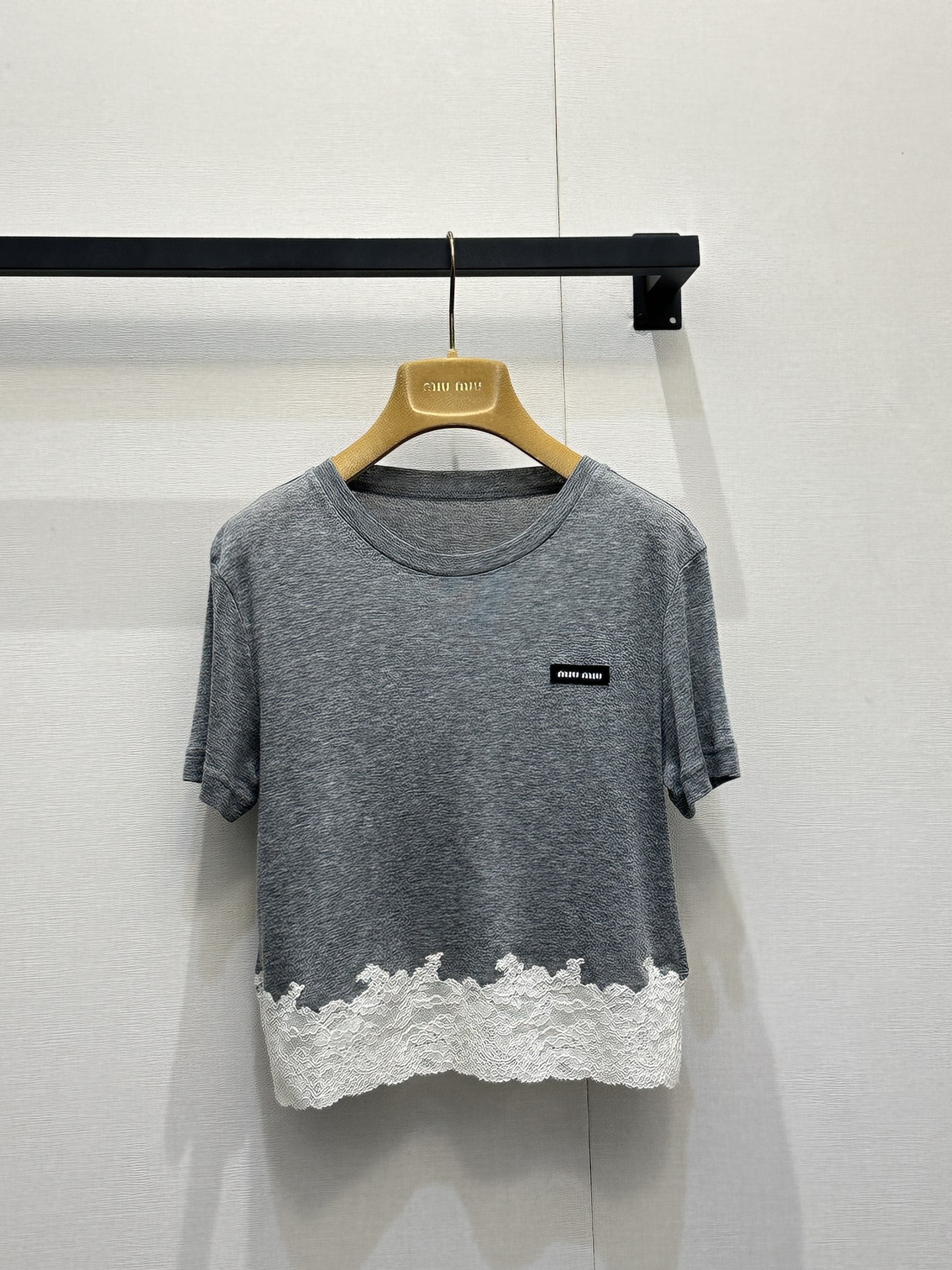 NO:801140,(Short-sleeved) *16new gray lace spliced ​​skirt, light fabric + exquisite lace, full of French retro feel!  The high-waist design modifies the waistline, and the lace on the skirt is full of layers, elegant and playful. It is exclusively made of imported yb mulberry silk cotton and is embellished with the classic logo on the waist. The details are very delicate!  It can be easily worn in daily life, dates, and parties. Pair it with a simple top or knitted cardigan to create a gentle atmosphere!  miu is a sweet style, comfortable and fashionable, it is a must-have and versatile item in the wardrobe ~ 1:1 awesome version, the latest spring and summer items, look for the exclusive high version, in stock SML real shots, miumiu, skirts, T-shirt,19860909（短袖） *16new灰色蕾丝拼接半身裙轻薄面料+精致蕾丝花边,法式复古感满满！高腰设计修饰腰线,裙摆蕾丝层次感十足,优雅又俏皮 独家定制进口yb桑蚕丝棉材质,腰间经典徽标站在点缀,细节处理非常细腻！日常、约会、聚会都能轻松驾驭,搭配简约上衣或针织开衫,温柔氛围感轻松get！miu系甜美风,舒适又时髦,是衣橱必备百搭单品～1:1超赞版型,春夏最新单品,认准独家高版本 现货 SML大货实拍,,miumiu,skirts,T-shirt,,Women's clothing