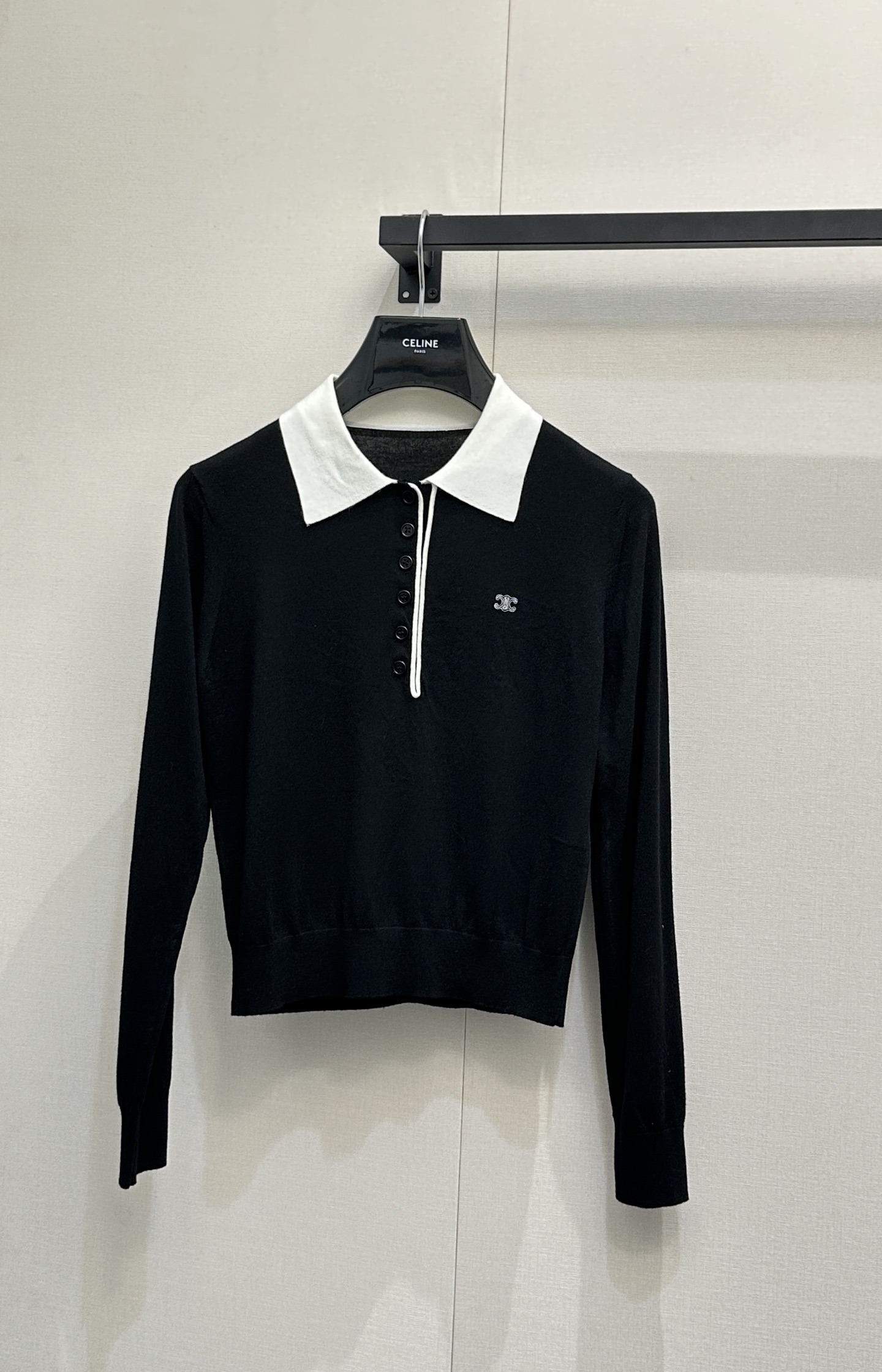 NO:801531,CELINE 2026 early autumn new contrasting Polo collar sweater. Fine wool blended fabric, soft and skin-friendly, light and burden-free on the upper body. Classic contrasting Polo collar design, available in black and white/blue and white/grey. Drawstring placket + multi-button design, you can freely adjust the collar shape. The iconic Arc de Triomphe logo embroidery on the left chest, low-key highlighting the brand texture. Slim-fitting short cut, easily optimize body proportions, create a neat commuting style.  Suitable for daily commuting, casual dating and other occasions, it is practical and wearable. Size S M L. Real photos of large products,,celine,19860909CELINE 2026早秋新款撞色Polo领针织衫 细腻羊毛混纺面料,软糯亲肤,上身轻盈无负担 经典撞色Polo领设计,黑白/蓝白/灰灰三色可选 门襟抽绳+多扣设计,可自由调节领口造型 左胸标志性凯旋门logo刺绣,低调彰显品牌质感 修身短款剪裁,轻松优化身材比例,打造利落通勤风 适配日常通勤、休闲约会等多场景穿搭,实穿性拉满 尺码 S M L大货实拍,,celine,,Women's clothing