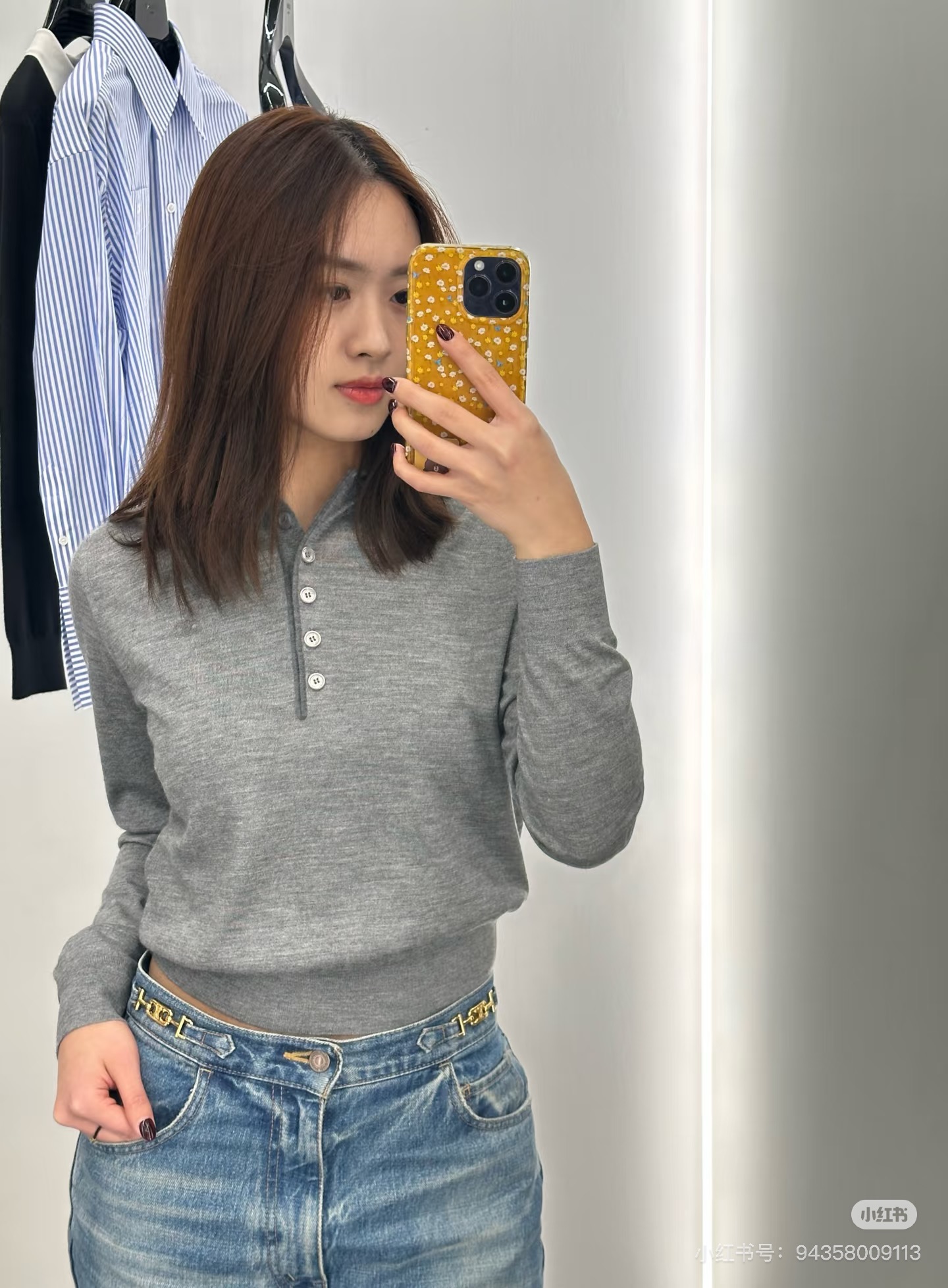 NO:801540,CELINE 2026 early autumn new contrasting Polo collar sweater. Fine wool blended fabric, soft and skin-friendly, light and burden-free on the upper body. Classic contrasting Polo collar design, available in black and white/blue and white/grey. Drawstring placket + multi-button design, you can freely adjust the collar shape. The iconic Arc de Triomphe logo embroidery on the left chest, low-key highlighting the brand texture. Slim-fitting short cut, easily optimize body proportions, create a neat commuting style.  Suitable for daily commuting, casual dating and other occasions, it is practical and practical. Sizes S M L,,celine,19860909CELINE 2026早秋新款撞色Polo领针织衫 细腻羊毛混纺面料,软糯亲肤,上身轻盈无负担 经典撞色Polo领设计,黑白/蓝白/灰灰三色可选 门襟抽绳+多扣设计,可自由调节领口造型 左胸标志性凯旋门logo刺绣,低调彰显品牌质感 修身短款剪裁,轻松优化身材比例,打造利落通勤风 适配日常通勤、休闲约会等多场景穿搭,实穿性拉满 尺码 S M L,,celine,,Women's clothing