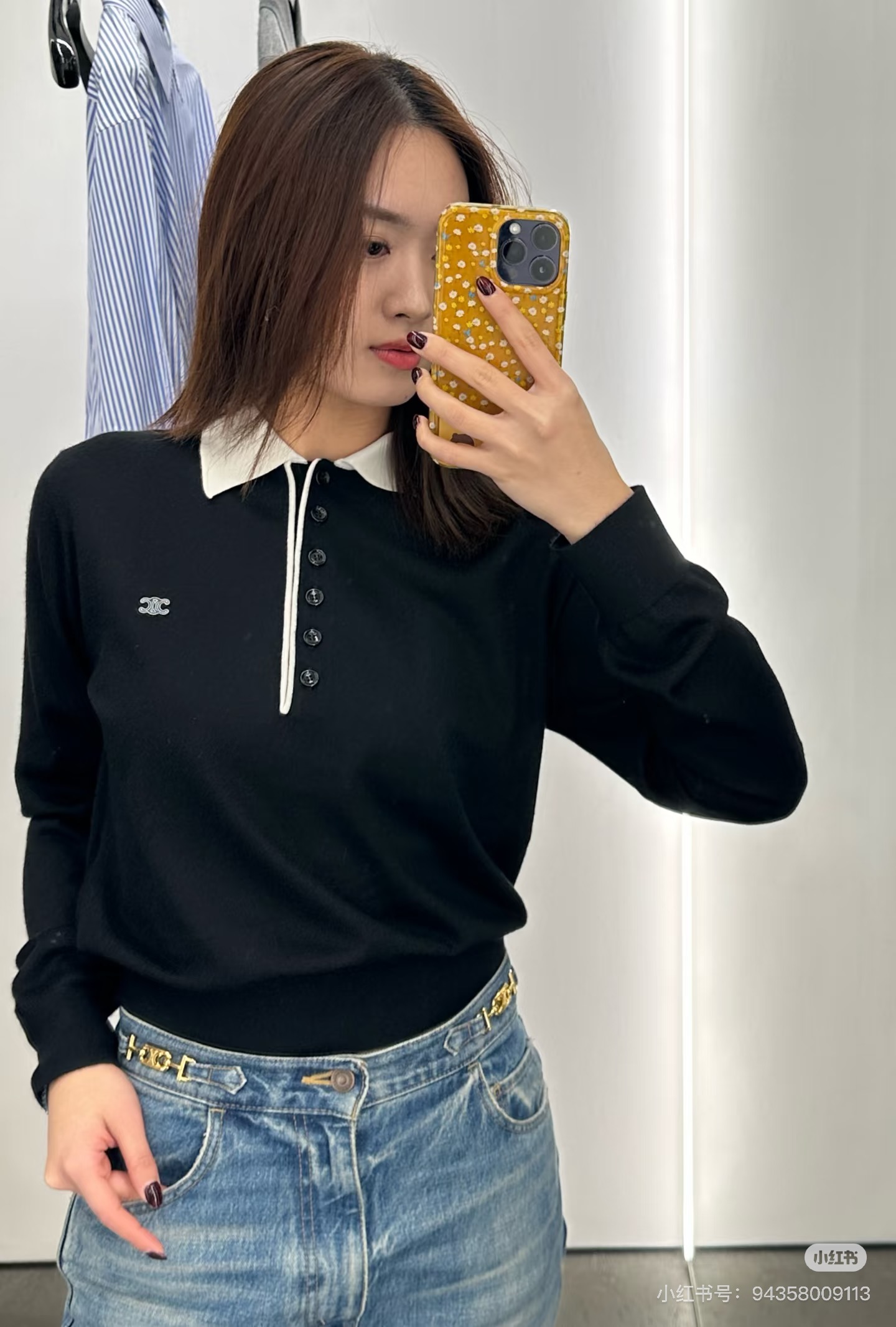 NO:801534,CELINE 2026 early autumn new contrasting Polo collar sweater. Fine wool blended fabric, soft and skin-friendly, light and burden-free on the upper body. Classic contrasting Polo collar design, available in black and white/blue and white/grey. Drawstring placket + multi-button design, you can freely adjust the collar shape. The iconic Arc de Triomphe logo embroidery on the left chest, low-key highlighting the brand texture. Slim-fitting short cut, easily optimize body proportions, create a neat commuting style.  Suitable for daily commuting, casual dating and other occasions, it is practical and practical. Sizes S M L,,celine,19860909CELINE 2026早秋新款撞色Polo领针织衫 细腻羊毛混纺面料,软糯亲肤,上身轻盈无负担 经典撞色Polo领设计,黑白/蓝白/灰灰三色可选 门襟抽绳+多扣设计,可自由调节领口造型 左胸标志性凯旋门logo刺绣,低调彰显品牌质感 修身短款剪裁,轻松优化身材比例,打造利落通勤风 适配日常通勤、休闲约会等多场景穿搭,实穿性拉满 尺码 S M L,,celine,,Women's clothing