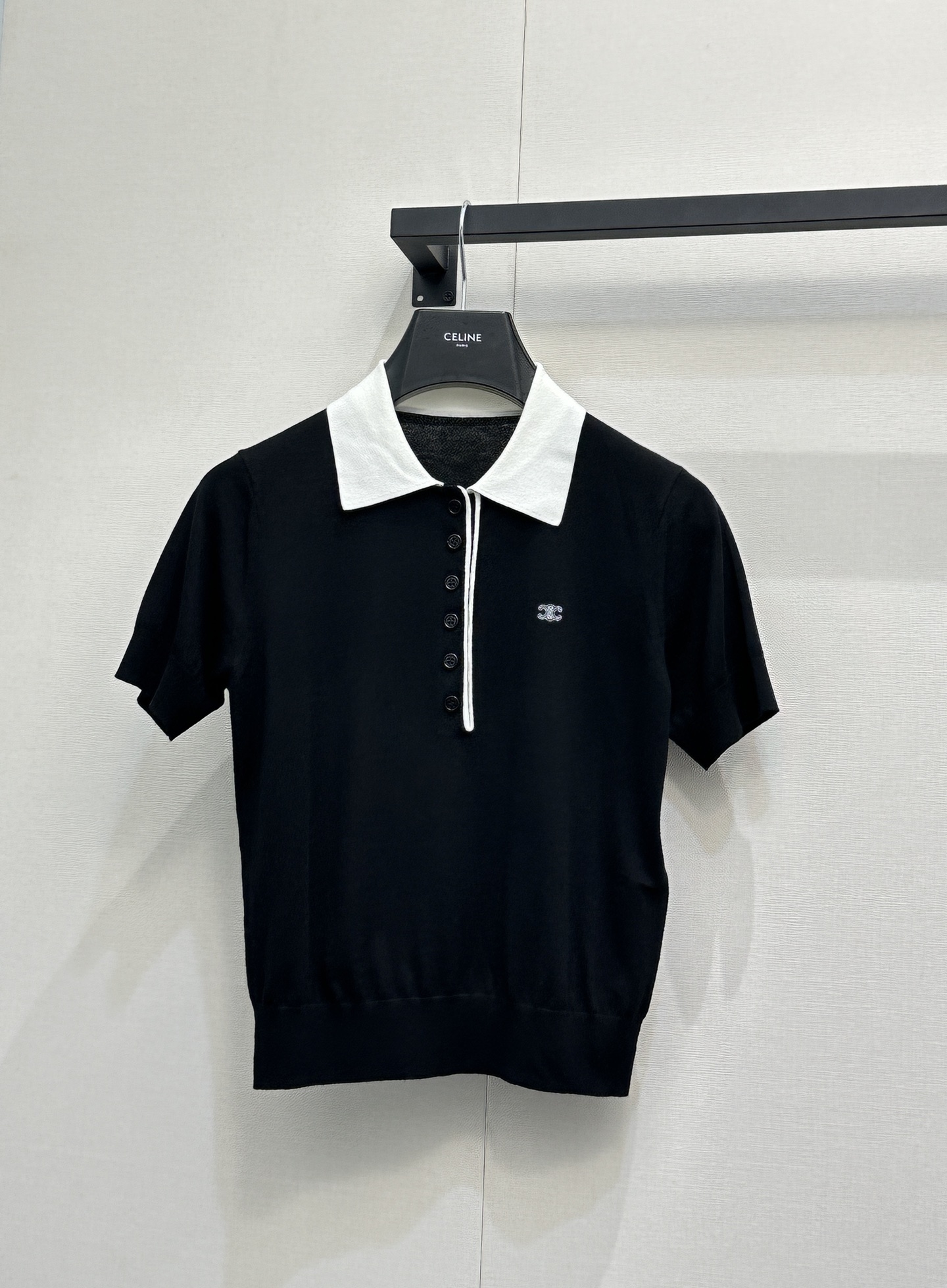NO:801554,CELINE 2026 early autumn new contrasting Polo collar sweater. Fine wool blended fabric, soft and skin-friendly, light and burden-free on the upper body. Classic contrasting Polo collar design, available in black and white/blue and white/grey. Drawstring placket + multi-button design, you can freely adjust the collar shape. The iconic Arc de Triomphe logo embroidery on the left chest, low-key highlighting the brand texture. Slim-fitting short cut, easily optimize body proportions, create a neat commuting style.  Suitable for daily commuting, casual dating and other occasions, it is practical and wearable. Size S M L. Real photos of large products,,celine,19860909CELINE 2026早秋新款撞色Polo领针织衫 细腻羊毛混纺面料,软糯亲肤,上身轻盈无负担 经典撞色Polo领设计,黑白/蓝白/灰灰三色可选 门襟抽绳+多扣设计,可自由调节领口造型 左胸标志性凯旋门logo刺绣,低调彰显品牌质感 修身短款剪裁,轻松优化身材比例,打造利落通勤风 适配日常通勤、休闲约会等多场景穿搭,实穿性拉满 尺码 S M L大货实拍,,celine,,Women's clothing
