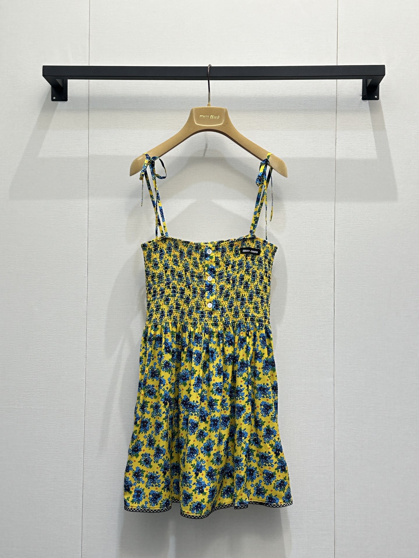 NO:801542,Miu* 26Ss new spring and summer sunflower yellow floral suspender silk dress丨Exclusively developed by yb!  Top quality production!  Vibrant sunflower yellow background, paired with retro blue daisy florals, bright and white; lace-up suspenders + square-neck cut, exposing the delicate collarbone, sweet and slimming; elastic waistband on the chest, naturally highlighting the waistline, micro-A skirt is elegant and smart, and brings a sense of atmosphere when walking. Spot sale S/M/L large goods real shot, miumiu, skirts, real silk,19860909Miu* 26Ss春夏新款 向日葵黄碎花吊带真丝连衣裙丨独家yb开发！顶级高版出品！元气向日葵黄底色,搭配复古蓝调小雏菊碎花,明媚又显白；系带吊带+方领剪裁,露出精致锁骨,甜美又显瘦；胸前弹力打揽收腰,自然凸显腰线,微A裙摆飘逸灵动,走路自带氛围感.现货发售S/M/L大货实拍,,miumiu,skirts,real silk,,Women's clothing