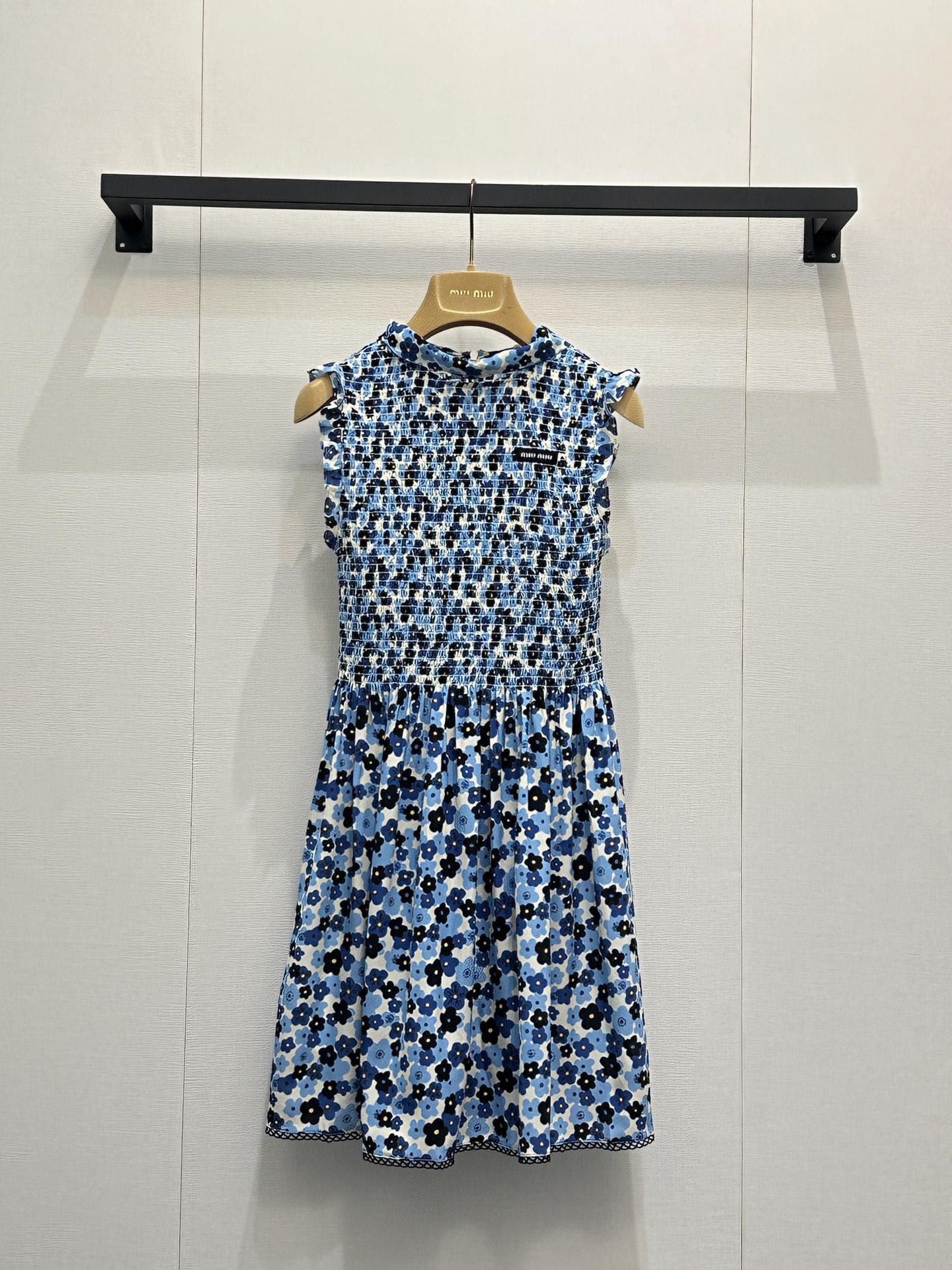 NO:801548,*26new heavyweight mulberry silk floral ribbon vest dress with customized floral elements and sleeveless version of the vest, the upper body is full of pure lustful atmosphere!  The rounded design of the upper body is super friendly to the figure, and the contrasting wavy lace on the hem has an eye-catching effect. It is made of imported yb mulberry silk and is made of exclusive custom-made, no need to over-ironing to create an elegant drape!  The detachable ribbon element on the neckline can be switched to different ootd!  The black label logo lettering pattern on the chest highlights the brand's unique positioning!  A must-have for vacation and leisure, 1:1 awesome version, the latest summer item, look out for the exclusive high version, SML real shots of large quantities,,skirts,19860909*26new重磅桑蚕丝碎花丝带背心裙定制碎花元素搭配背心无袖版型,上身纯欲风氛围感满满！上半身打揽设计对身材包容度超友好,下摆撞色波浪花边自带吸睛效果 独家定制进口yb桑蚕丝材质,无需过度熨烫自带飘逸垂感！领口可拆卸丝带元素,切换不同ootd！胸前黑标logo字母图案点缀,彰显品牌独特定位！度假休闲必备款1:1超赞版型 夏季最新单品 认准独家高版本 SML大货实拍,,skirts,,Women's clothing