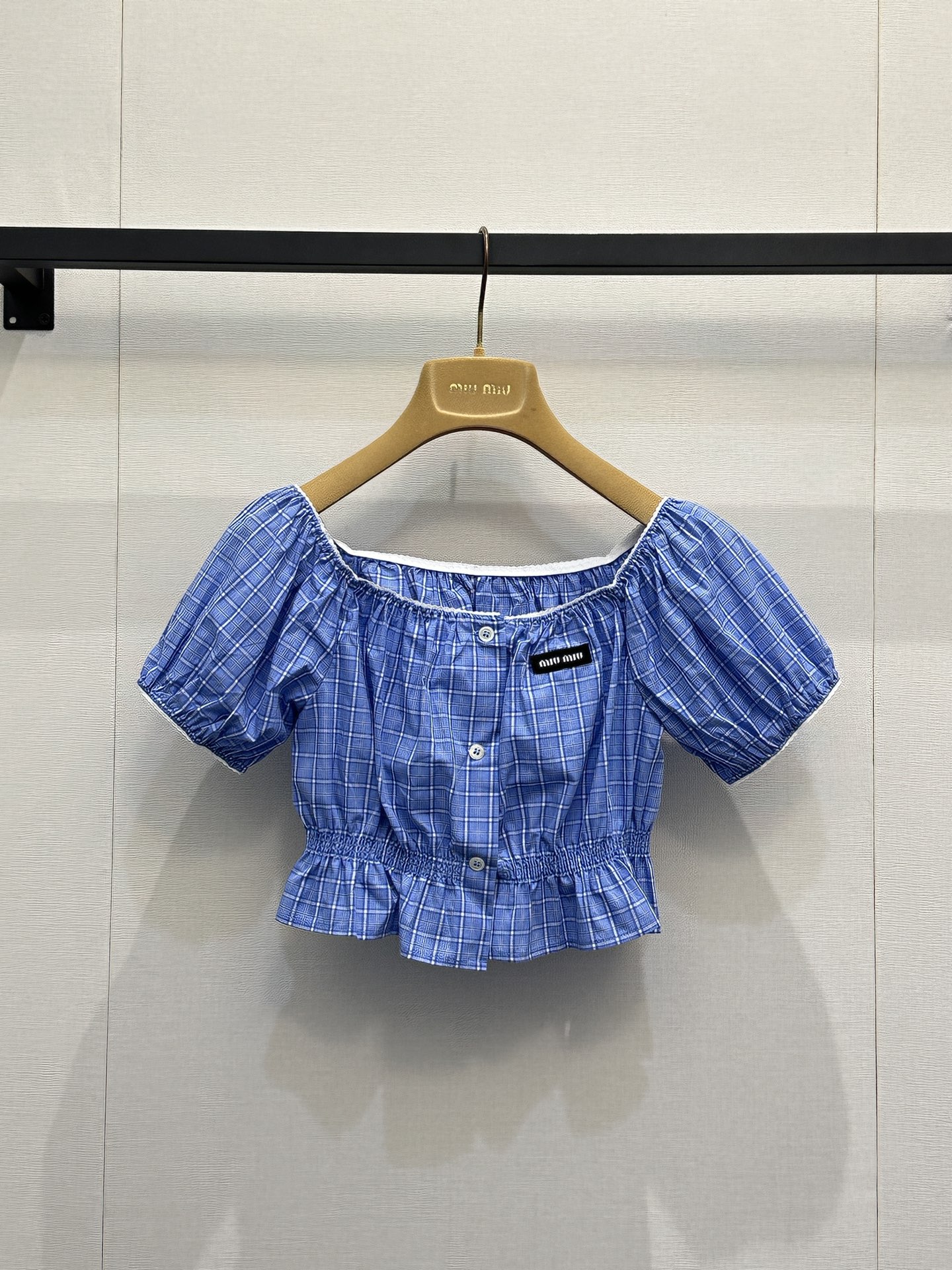 NO:801536,*26new blue and white plaid one-shoulder top is made of light cotton fabric, breathable and comfortable, perfect for spring and summer!  The one-shoulder design exposes the collarbone, and the puff sleeves are full of retro girlishness. The exclusive imported YB cotton material, short cut optimizes body proportions, and looks great when paired with high-waisted skirts or trousers. The blue and white plaid pattern is fresh and healing, and can be easily used for daily outings, dates, and vacations. It is playful and gentle, and it directly fills the atmosphere!  1:1 Awesome version, the latest spring and summer items, look out for the exclusive high version, SML real shots of large products,,skirts,19860909*26new蓝白格纹一字肩上衣轻薄棉质面料,透气舒适,春夏穿超合适！一字肩设计露锁骨,泡泡袖复古少女感满满 独家定制进口yb棉材质,短款剪裁优化身材比例,搭配高腰裙或裤装都很出彩.蓝白格纹清新治愈,日常出街、约会、度假都能轻松驾驭,俏皮又温柔,氛围感直接拉满！1:1超赞版型,春夏最新单品,认准独家高版本 SML大货实拍,,skirts,,Women's clothing