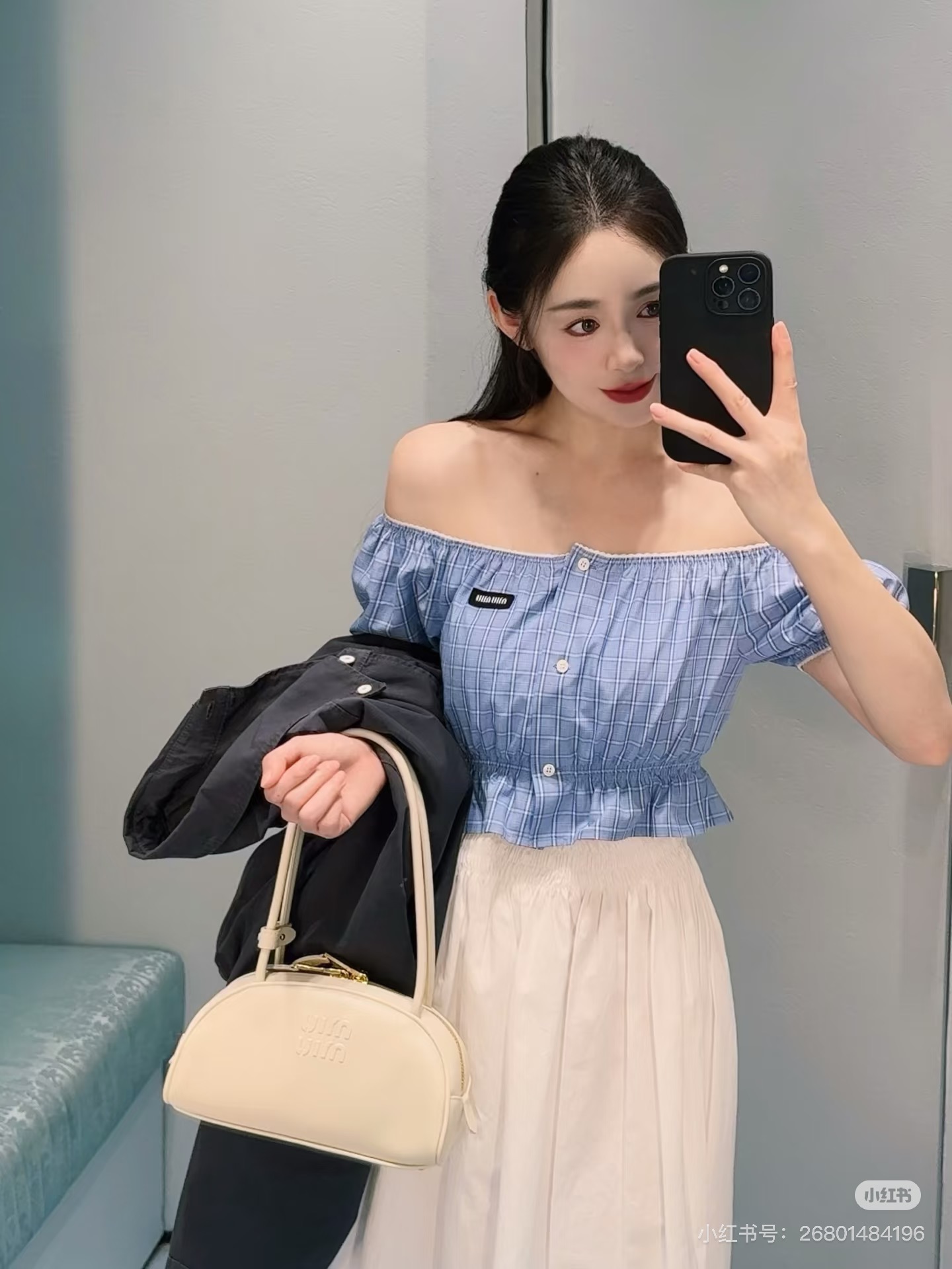 NO:801539,*26new blue and white plaid one-shoulder top is made of light cotton fabric, breathable and comfortable, perfect for spring and summer!  The one-shoulder design exposes the collarbone, and the puff sleeves are full of retro girlishness. The exclusive imported YB cotton material, short cut optimizes body proportions, and looks great when paired with high-waisted skirts or trousers. The blue and white plaid pattern is fresh and healing, and can be easily used for daily outings, dates, and vacations. It is playful and gentle, and it directly fills the atmosphere!  1:1 awesome version, latest spring and summer items, look out for exclusive high version SML,,skirts,19860909*26new蓝白格纹一字肩上衣轻薄棉质面料,透气舒适,春夏穿超合适！一字肩设计露锁骨,泡泡袖复古少女感满满 独家定制进口yb棉材质,短款剪裁优化身材比例,搭配高腰裙或裤装都很出彩.蓝白格纹清新治愈,日常出街、约会、度假都能轻松驾驭,俏皮又温柔,氛围感直接拉满！1:1超赞版型,春夏最新单品,认准独家高版本 SML,,skirts,,Women's clothing