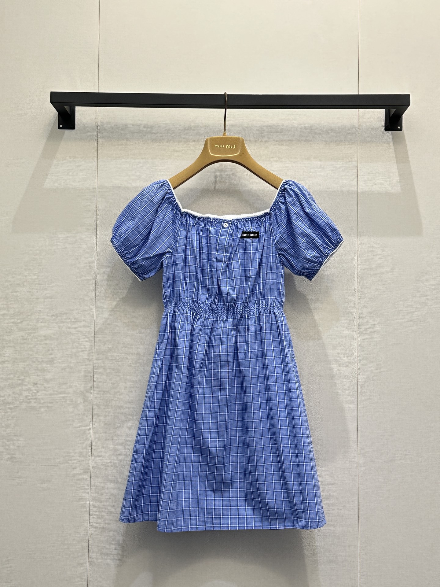 NO:801530,(Dress) *26new blue and white plaid one-shoulder dress is made of light cotton fabric, breathable and comfortable, perfect for spring and summer!  The one-shoulder design exposes the collarbone, and the puff sleeves are full of retro girlishness. The exclusive imported YB cotton material, short cut optimizes body proportions, and looks great when paired with high-waisted skirts or trousers. The blue and white plaid pattern is fresh and healing, and can be easily used for daily outings, dates, and vacations. It is playful and gentle, and it directly fills the atmosphere!  1:1 Awesome version, the latest spring and summer items, look out for the exclusive high version, SML real shots of large products,,skirts,19860909（连衣裙）*26new蓝白格纹一字肩连衣裙轻薄棉质面料,透气舒适,春夏穿超合适！一字肩设计露锁骨,泡泡袖复古少女感满满 独家定制进口yb棉材质,短款剪裁优化身材比例,搭配高腰裙或裤装都很出彩.蓝白格纹清新治愈,日常出街、约会、度假都能轻松驾驭,俏皮又温柔,氛围感直接拉满！1:1超赞版型,春夏最新单品,认准独家高版本 SML大货实拍,,skirts,,Women's clothing