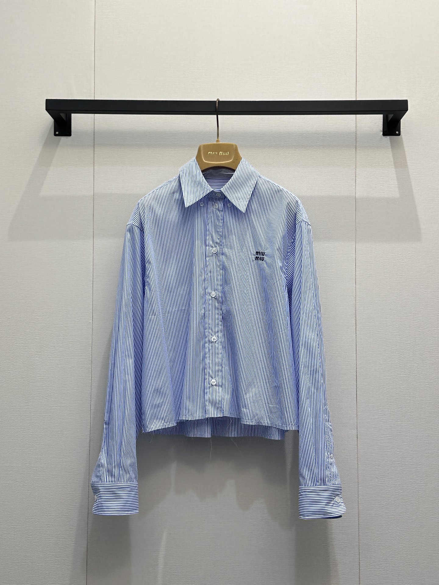 NO:801553,Miu 26Ss new spring and summer striped shirt丨Exclusively developed by yb!  Top quality production!  The classic blue and white vertical stripes awaken the spirit of spring. The loose short style is neatly and casually cut, and the raw edge design at the hem hides a casual and careful look. The dark green logo embroidery on the chest low-key highlights the brand style. The classic combination of lapels and single-breasted buttons can be worn alone to create a refreshing girly look, or can be layered with a vest or jacket. It is a versatile item suitable for a variety of scenes. Available now in S/M/L, large quantities, real shots,, miumiu, jackets & coats, shirts,19860909Miu 26Ss春夏新款条纹衬衫丨独家yb开发！顶级高版出品！以经典蓝白竖条纹唤醒春日元气.宽松短款剪裁利落随性,下摆毛边设计暗藏随性小心机,胸前深绿色徽标刺绣低调彰显品牌格调,翻领与单排扣的经典组合,既能单穿打造清爽少女感,也可叠穿马甲或外套,是适配多种场景的百搭单品.现货发售S/M/L大货实拍,,miumiu,jackets & coats,shirts,,Women's clothing