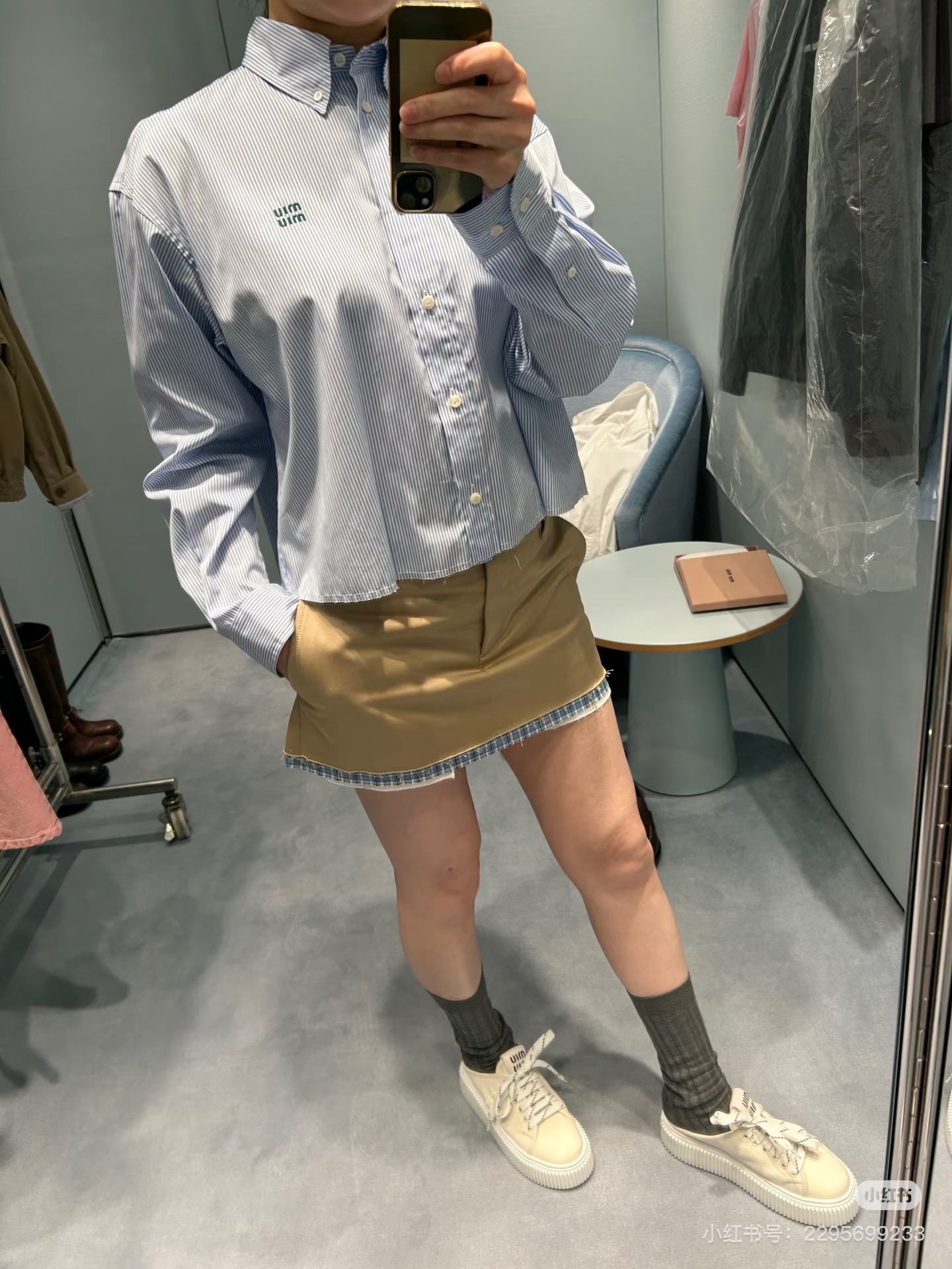 NO:801527,Miu 26Ss new spring and summer striped shirt丨Exclusively developed by yb!  Top quality production!  The classic blue and white vertical stripes awaken the spirit of spring. The loose short style is neatly and casually cut, and the raw edge design at the hem hides a casual and careful look. The dark green logo embroidery on the chest low-key highlights the brand style. The classic combination of lapels and single-breasted buttons can be worn alone to create a refreshing girly look, or can be layered with a vest or jacket. It is a versatile item suitable for a variety of scenes. Ready for sale S/M/L,, miumiu, jackets & coats, shirts,19860909Miu 26Ss春夏新款条纹衬衫丨独家yb开发！顶级高版出品！以经典蓝白竖条纹唤醒春日元气.宽松短款剪裁利落随性,下摆毛边设计暗藏随性小心机,胸前深绿色徽标刺绣低调彰显品牌格调,翻领与单排扣的经典组合,既能单穿打造清爽少女感,也可叠穿马甲或外套,是适配多种场景的百搭单品.现货发售S/M/L,,miumiu,jackets & coats,shirts,,Women's clothing
