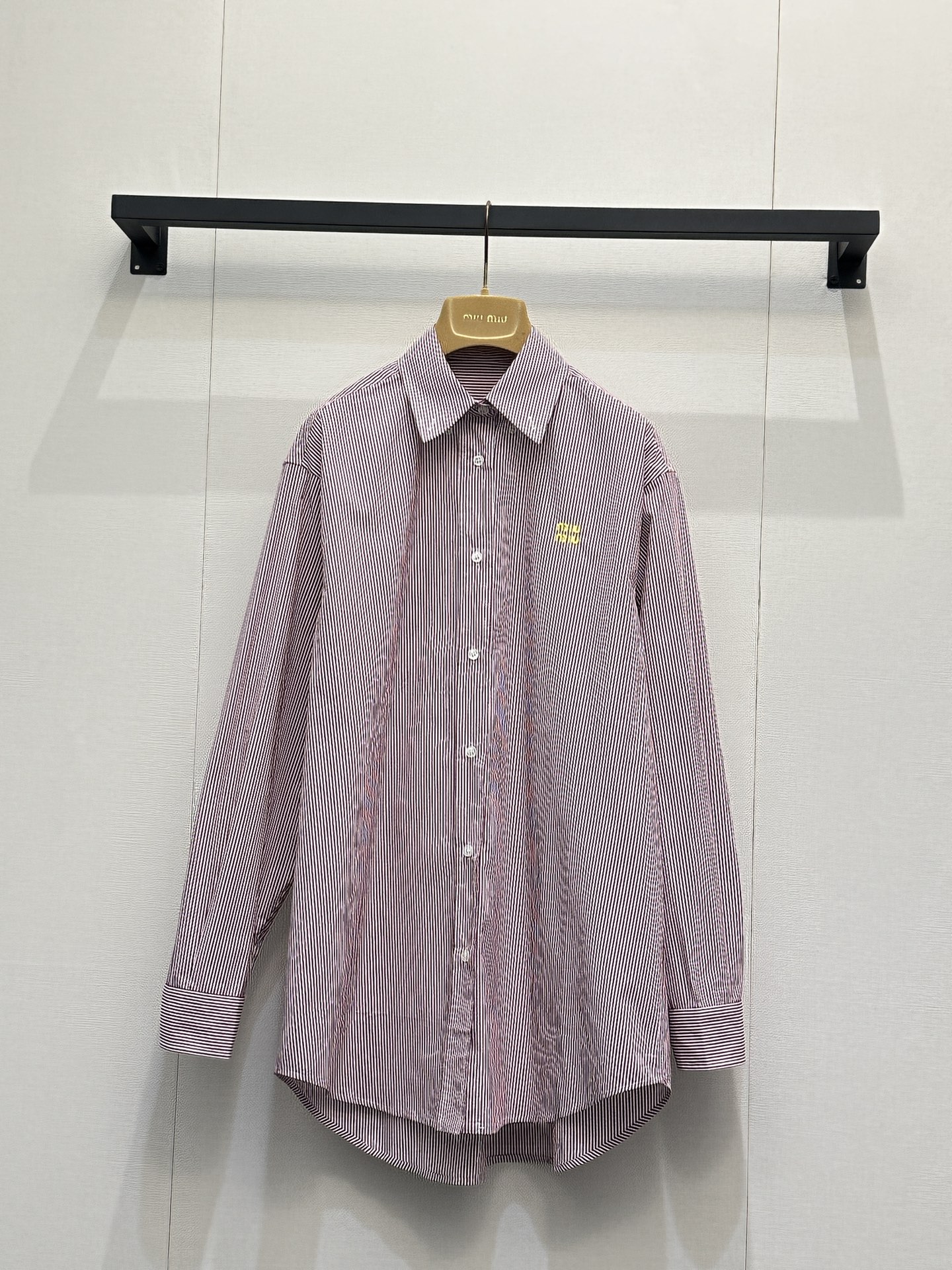 NO:801547,*26new The loose, wide-fitting striped shirt with letter embroidery is very slimming on the upper body ~ Pair it with jeans or a skirt to create a classic Miu style layering formula yyds!  Exclusively customized imported yb cotton material, the fabric texture is light and comfortable, logo letter embroidery contrasting color design, highlighting the brand's high-end concept~Versatile and not picky classic style, 1:1 awesome version. The latest single product in early spring, look for the exclusive high version SML real shot of large goods,,miumiu,skirts,jeans,shirts,19860909*26new字母刺绣条纹衬衫宽松阔版型上身非常显瘦～搭配牛仔裤或者半裙打造经典Miu系叠穿搭配公式yyds！ 独家定制进口yb棉材质,面料质感轻盈舒适,徽标字母刺绣撞色设计,彰显品牌高端理念～百搭不挑人的经典款,1:1超赞版型 早春最新单品,认准独家独家高版本 SML大货实拍,,miumiu,skirts,jeans,shirts,,Women's clothing