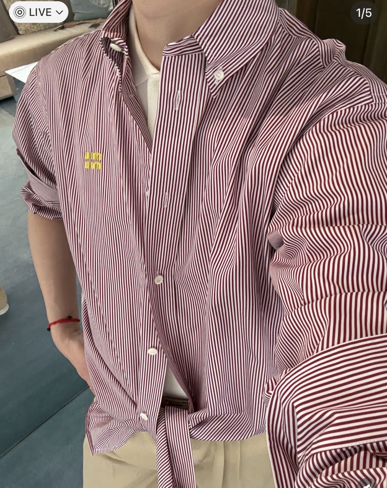 NO:801550,*26new The loose, wide-fitting striped shirt with letter embroidery is very slimming on the upper body ~ Pair it with jeans or a skirt to create a classic Miu style layering formula yyds!  Exclusively customized imported yb cotton material, the fabric texture is light and comfortable, the contrasting color design of logo letter embroidery highlights the brand's high-end concept ~ a classic style that is versatile and not picky, 1:1 awesome version. The latest items in early spring, look for the exclusive high version SML,,miumiu,skirts,jeans,shirts,19860909*26new字母刺绣条纹衬衫宽松阔版型上身非常显瘦～搭配牛仔裤或者半裙打造经典Miu系叠穿搭配公式yyds！ 独家定制进口yb棉材质,面料质感轻盈舒适,徽标字母刺绣撞色设计,彰显品牌高端理念～百搭不挑人的经典款,1:1超赞版型 早春最新单品,认准独家独家高版本 SML,,miumiu,skirts,jeans,shirts,,Women's clothing