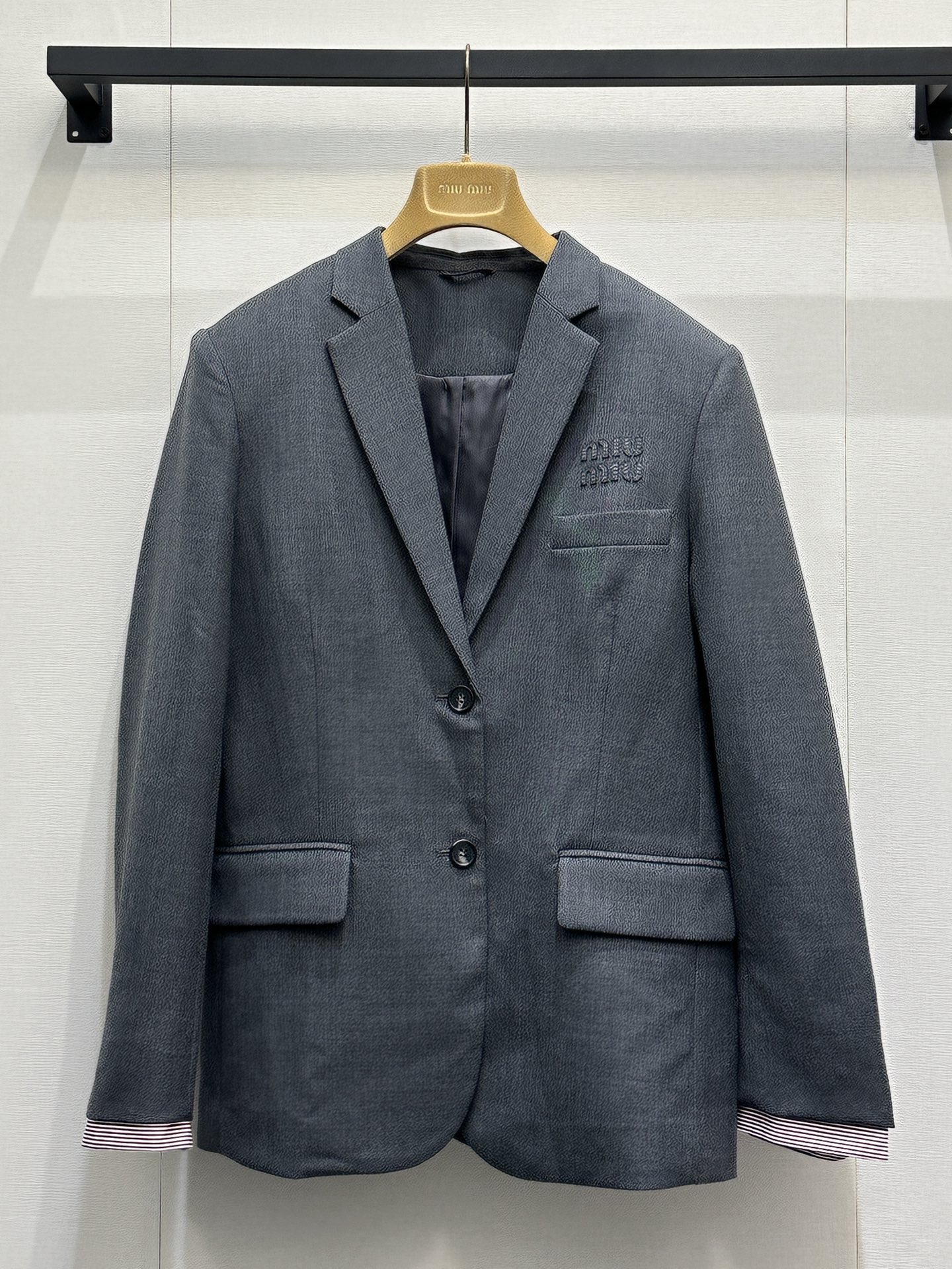 NO:802147,(Suit) miumi*26 new style, gray commuter suit, welding looseness and sophistication to the body. The neat silhouette does not pick up on the body shape, the three-dimensional logo on the chest hides ingenuity, and the pink and white stripes on the cuffs are full of details. It is capable and gentle for daily commuting. It can easily match the workplace atmosphere. It is a versatile style that will never go out of style in the wardrobe. The size is S M L. Real photos of large products,, miumiu, business suit,19860909（西装）miumi*26新款,灰色通勤西装,把松弛感和精致感焊在身上 利落廓形不挑身形,胸口立体logo暗藏巧思,袖口粉白条纹细节拉满,日常通勤穿干练又温柔,轻松拿捏职场氛围感,是衣柜里永不过时的百搭款 码数S M L大货实拍,,miumiu,business suit,,Women's clothing