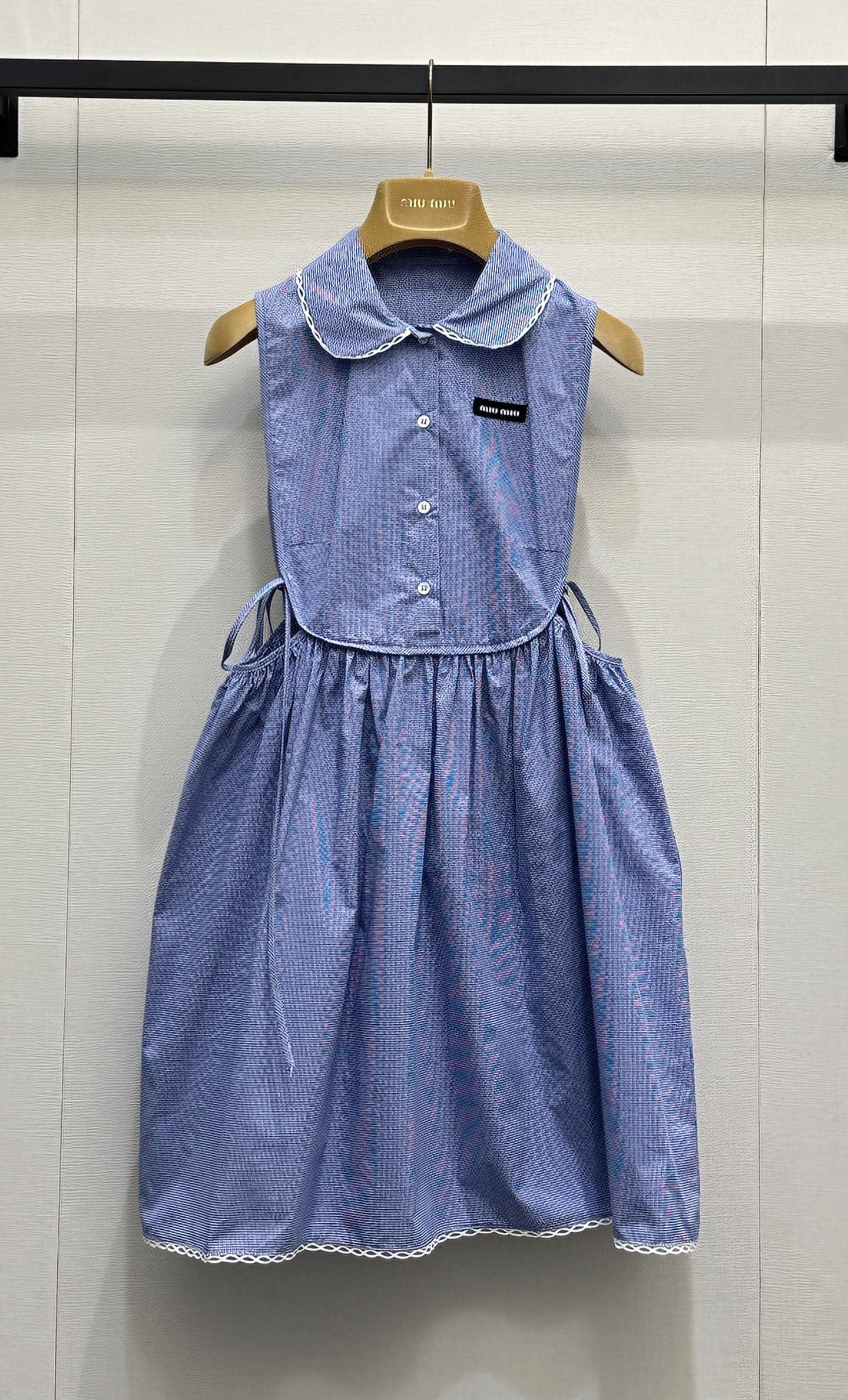 NO:802141,(Dress) Miumi* ss26 new series of small plaid pattern for age-reducing practical wear blue doll collar shirt fabric dress with hollow cut on the side and full of materials for spring and summer. New small plaid series new model continues the doll collar lapel hollow mid-length skirt~~ My family custom-made fabrics, so this series is produced. Customized yb consistent fine plaid pattern, blue tone is very suitable for the sultry summer. Miu family’s classic navy style needs no introduction. You sweet girls can boldly try this one.  Three-dimensional cutout on the side and hollow version. The waist design can be tightened, which is more playful. Can be layered with thin material base or various white tee sizes. SMl real shot of large quantities, miumiu, skirts, shirts,19860909（连衣裙） Miumi* ss26全新系列小格纹减龄实穿蓝调娃娃领衬衫面料连衣裙侧面镂空剪裁用料十足春夏全新的小格子系列新款继续娃娃领翻领镂空中长裙~~ 我家定制面料所以这一系列都出 定制yb一致的细格纹,蓝色调 非常适合闷热的夏天 miu家经典的海军风无需多言 各位甜妹可以大胆尝试这一条. 侧面立体剪裁镂空版型 可收腰设计,更加玩味十足 可叠穿薄料打底或者各类白tee 码数SMl大货实拍,,miumiu,skirts,shirts,,Women's clothing
