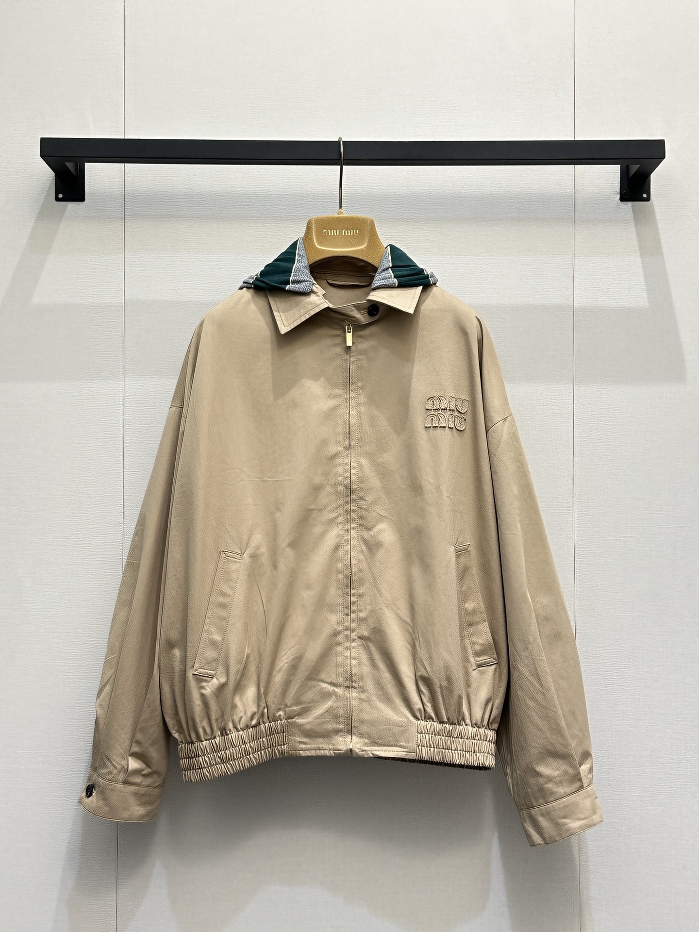 NO:802124,(Coat) Miu26 early spring new style!  The khaki lapel embroidered logo Harrington jacket has loose shoulders. The hem has an elasticated waist to create a retro relaxed feeling and is highly tolerant to the figure. The hat design is removable. The classic Harrington structure of the lapel + zipper fly, contrasting plaid design is the core item of cleanfit, which has both a sense of leisure and sophistication. Most of them are pure cotton twill, with a crisp texture. Ready for sale sml large goods real shot,,miumiu,jackets & coats,jackets & coats,hats,19860909（外套）Miu26早春新款！卡其色翻领刺绣logo哈灵顿夹克外套宽松落肩 下摆做了松紧收腰,打造复古松弛感,对身材包容度高 帽子设计拆卸.翻领+拉链门襟的经典哈灵顿结构,撞色格纹设计cleanfit的核心单品,兼具休闲感与精致度多为纯棉斜纹布,质感挺括 现货发售smL大货实拍,,miumiu,jackets & coats,jackets & coats,hats,,Women's clothing