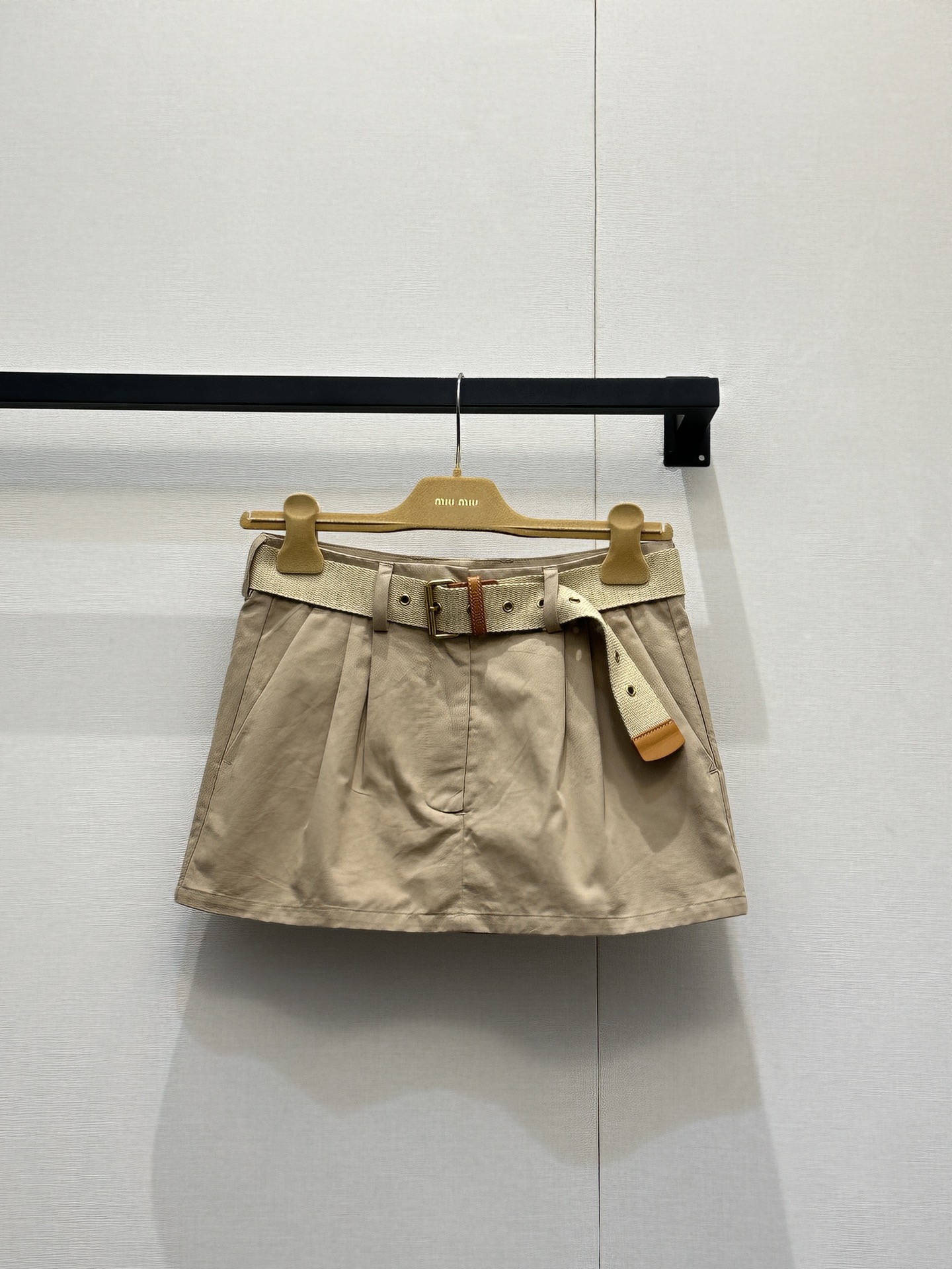 NO:802130,(Short skirt) Miu* 26Ss early spring new khaki mini skirt丨exclusively developed by yb!  Top quality production!  The design reshapes the college style. It is decorated with a belt. The neat A-line silhouette modifies the leg shape and has a sweet and cool girly feel. It is the finishing touch of the early spring wardrobe. Ready-made S/M/L large goods, real shots, miumiu, skirts,19860909（短裙） Miu* 26Ss早春新款 卡其色迷你半裙丨独家yb开发！顶级高版出品！设计重塑学院风.搭配腰带做点缀.利落A字廓形修饰腿型,自带甜酷少女感,是早春衣橱的点睛之笔.现货发售S/M/L大货实拍,,miumiu,skirts,,Women's clothing