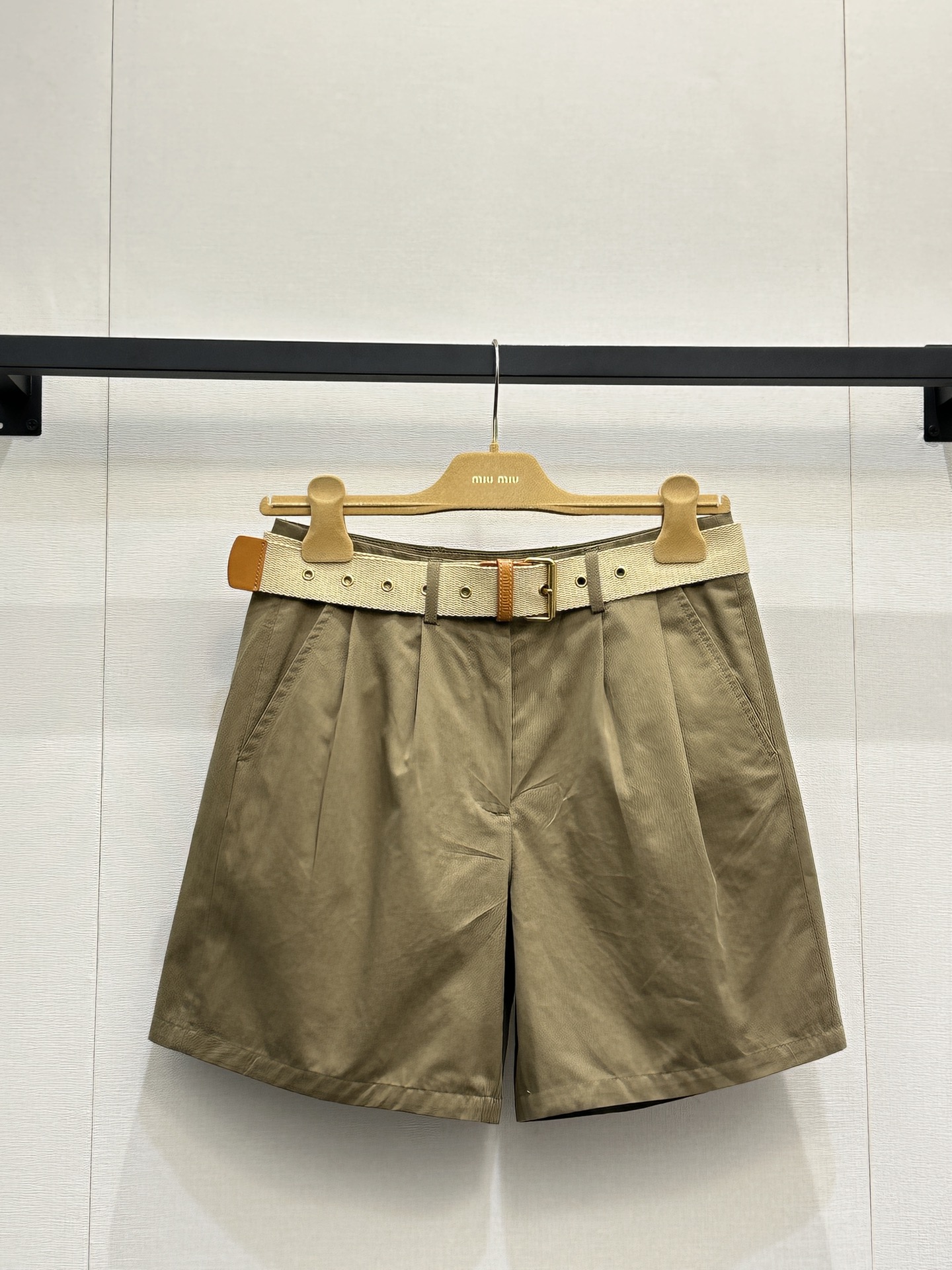 NO:802136,(Shorts) Miumiu26 new work shorts, khaki work shorts with a relaxed feel, delicate plaid texture + high-waisted pleat design, large side pockets add a work wear feel, A-line version hides muscles and shows longer legs, and is decorated with a belt. It is refreshing and neat when paired with a vest/shirt. It is a versatile item suitable for commuting and vacation in spring and summer ~ real shot of large goods,, miumiu, shorts, shirts,19860909（短裤） Miumiu26新款工装短裤,自带松弛感的卡其色工装短裤细腻格纹肌理+高腰压褶设计,,侧边大口袋增添工装感,A字版型藏肉又显腿长,搭配腰带做点缀 搭配小背心/衬衫都清爽利落,是春夏通勤、度假都适配的百搭单品～大货实拍,,miumiu,shorts,shirts,,Women's clothing