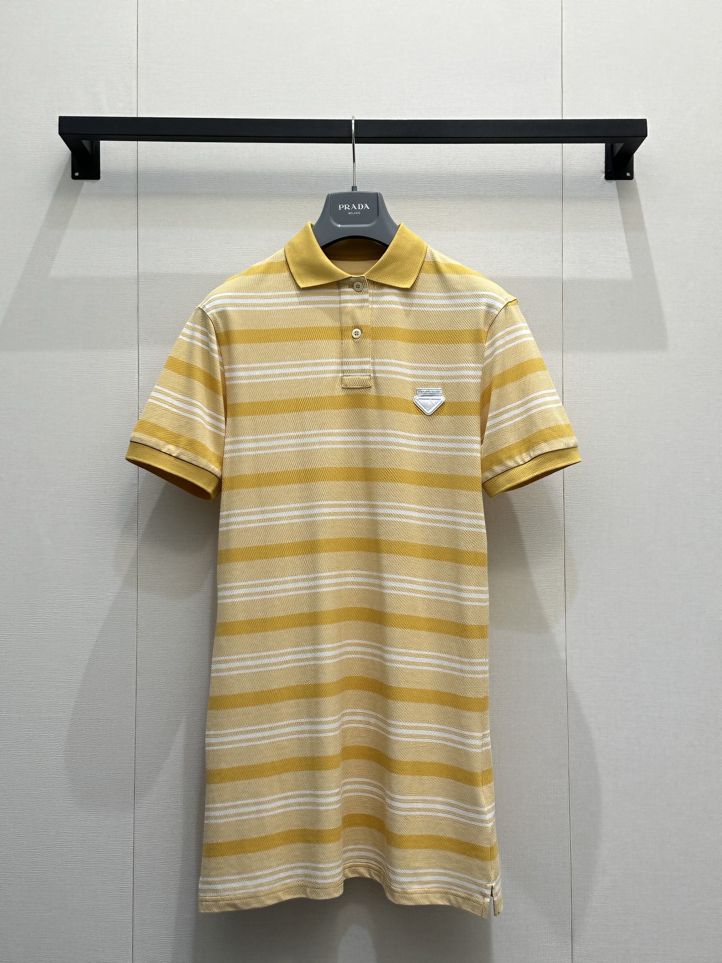 NO:802142,PRADA's new yellow and white striped Polo skirt is retro and fresh, classic Polo collar + loose fit, super friendly to the figure! The yellow and white stripes are retro and fresh, super eye-catching in summer. It looks great when worn alone or layered. The small triangle logo on the chest is low-key and recognizable, and can be easily used for commuting and vacation. It is full of French elegance. Real photos of SML products, prada, skirts,19860909PRADA新款黄白条纹Polo裙复古又清新经典Polo领+宽松版型,对身材超友好!黄白条纹复古又清新,夏天穿超亮眼 单穿或叠穿都很出彩.胸前小三角Logo低调有辨识度,通勤,度假都能轻松驾驭,法式优雅感满满 SML大货实拍,,prada,skirts,,Women's clothing