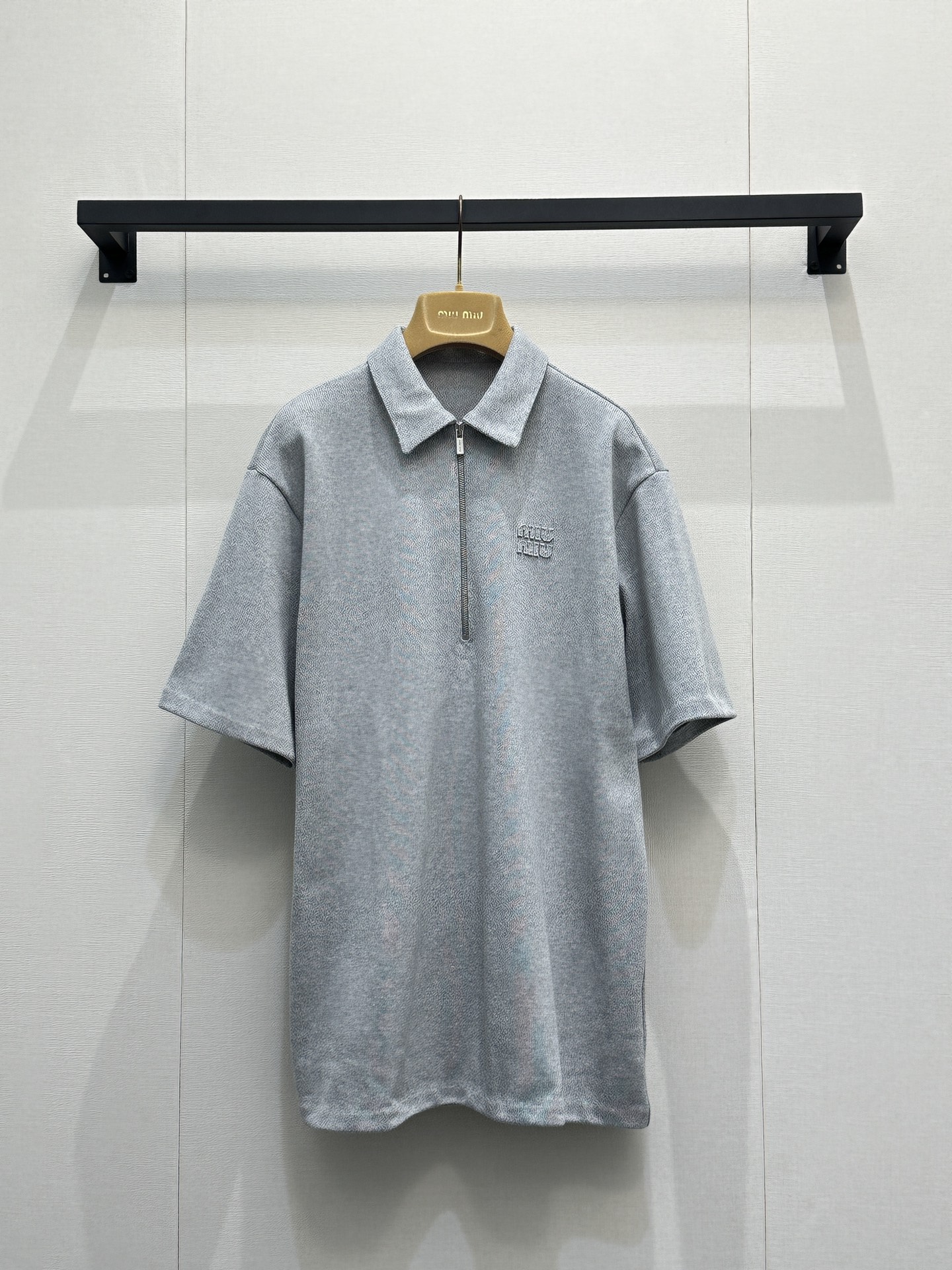 NO:802850,Miu Miu's lazy everyday half-zip Polo can be worn casually. The gentleness of light gray tone is the inspiration for today's outfit. Cool and effortless fashion, a Polo is enough. The gray tone is commuting and full of looseness for daily wear. Summer relaxation unlocks the feeling of being lazy, comfortable and good-looking. The formula for summer wear is a textured Polo, suitable for all occasions!  Real shots of SML products,,miumiu,19860909Miu Miu的慵懒日常半拉链Polo,把随性穿在身上 浅灰调的温柔,是今日份的穿搭灵感 酷飒随性风不费力的时髦,一件Polo就够了 灰调通勤感,松弛感拉满的日常穿搭 夏日松弛感 解锁慵懒舒服又好看 夏日穿搭公式一件质感Polo,搞定所有场合！SML大货实拍,,miumiu,,Women's clothing