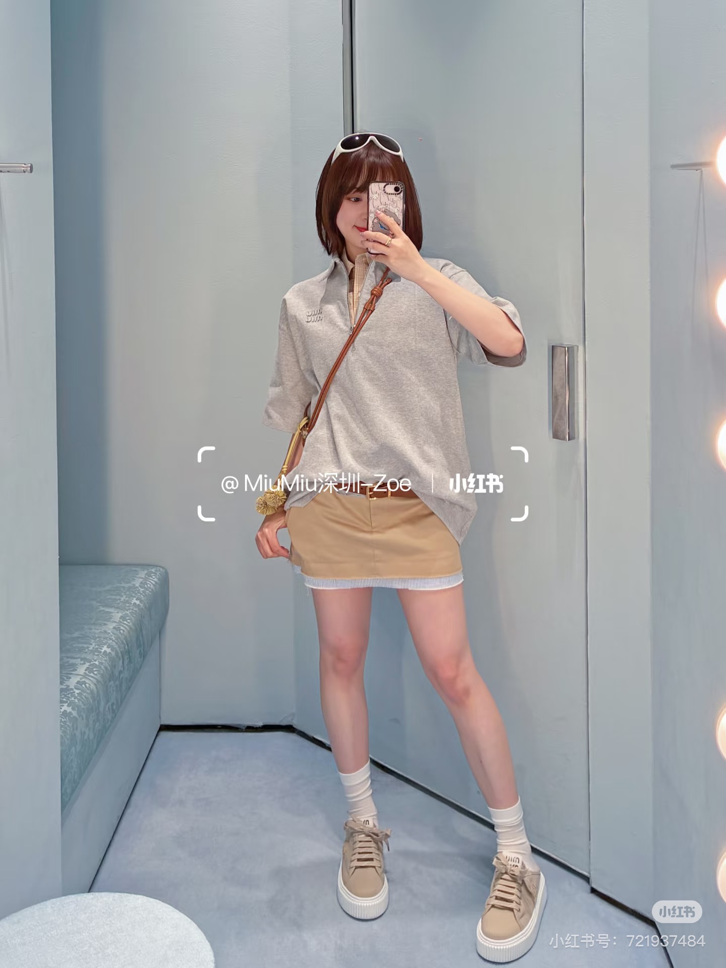 NO:802853,Miu Miu's lazy everyday half-zip Polo can be worn casually. The gentleness of light gray tone is the inspiration for today's outfit. Cool and effortless fashion, a Polo is enough. The gray tone is commuting and full of looseness for daily wear. Summer relaxation unlocks the feeling of being lazy, comfortable and good-looking. The formula for summer wear is a textured Polo, suitable for all occasions!  SML,,miumiu,19860909Miu Miu的慵懒日常半拉链Polo,把随性穿在身上 浅灰调的温柔,是今日份的穿搭灵感 酷飒随性风不费力的时髦,一件Polo就够了 灰调通勤感,松弛感拉满的日常穿搭 夏日松弛感 解锁慵懒舒服又好看 夏日穿搭公式一件质感Polo,搞定所有场合！SML,,miumiu,,Women's clothing
