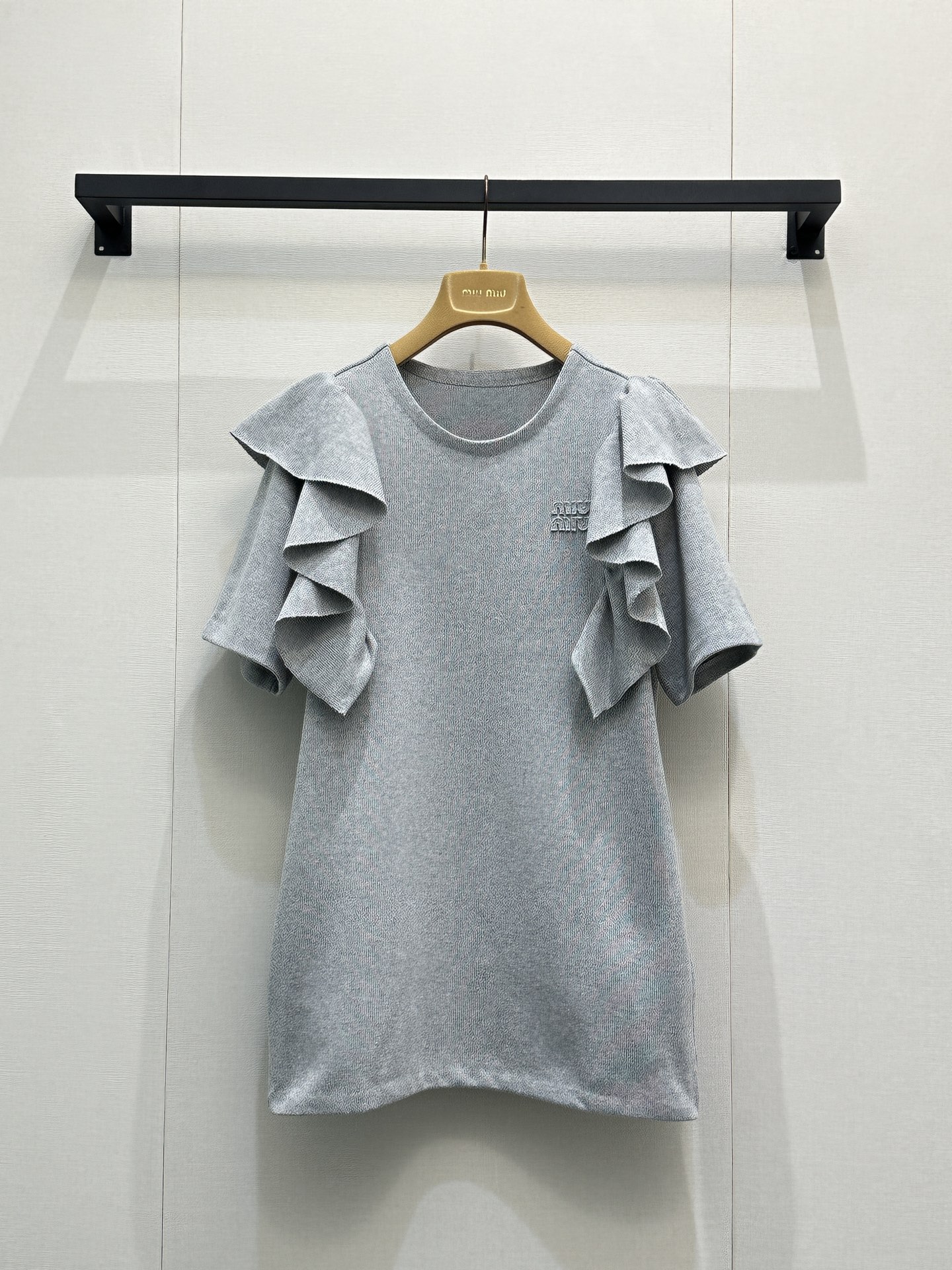 NO:831637,Miu26's new gray-toned ruffles weld gentleness to the body. The layered ruffled sleeves are a girl's heart that cannot be hidden. Light gray + ruffles, the perfect collision of gentleness and sophistication. Simple and high-end. The flexibility of the ruffles is both elegant and gentle. A ruffled T-shirt unlocks the relaxed feeling of summer wear. The gray-toned texture, the exquisiteness hidden in the details. This ruffled T-shirt is also so beautiful!  Being pinched hard by this ruffle, it is gentle and age-reducing, refreshing and elegant. Actual photos of SML products, miumiu, tees, t-shirt,19860909Miu26新款 灰调荷叶边 把温柔焊在身上 层叠荷叶袖,是藏不住的少女心呀浅灰+荷叶边,温柔与精致的完美碰撞 简约高级感 荷叶边的灵动 既优雅又温柔 一件荷叶边T恤,解锁夏日松弛感穿搭 灰调质感,藏在细节里的精致 这件荷叶边T恤也太好看了！被这荷叶边狠狠拿捏,温柔又减龄 清爽又显气质SML大货实拍,,miumiu,tees，t-shirt,,Women's clothing