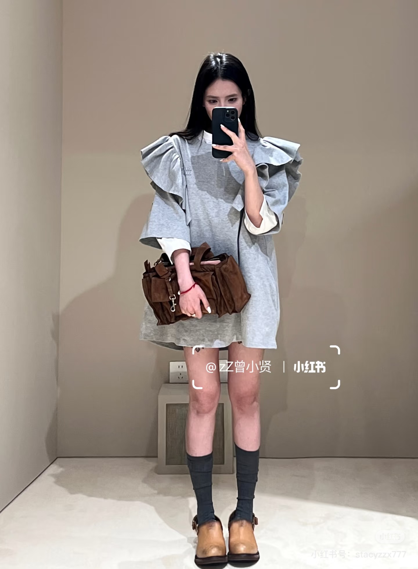 NO:831646,Miu26's new gray-toned ruffles weld gentleness to the body. The layered ruffled sleeves are a girl's heart that cannot be hidden. Light gray + ruffles, the perfect collision of gentleness and sophistication. Simple and high-end. The flexibility of the ruffles is both elegant and gentle. A ruffled T-shirt unlocks the relaxed feeling of summer wear. The gray-toned texture, the exquisiteness hidden in the details. This ruffled T-shirt is also so beautiful!  Being pinched hard by this ruffle, it is gentle and age-reducing, refreshing and elegant. SML, miumiu, tees, t-shirt,19860909Miu26新款 灰调荷叶边 把温柔焊在身上 层叠荷叶袖,是藏不住的少女心呀浅灰+荷叶边,温柔与精致的完美碰撞 简约高级感 荷叶边的灵动 既优雅又温柔 一件荷叶边T恤,解锁夏日松弛感穿搭 灰调质感,藏在细节里的精致 这件荷叶边T恤也太好看了！被这荷叶边狠狠拿捏,温柔又减龄 清爽又显气质SML,,miumiu,tees，t-shirt,,Women's clothing