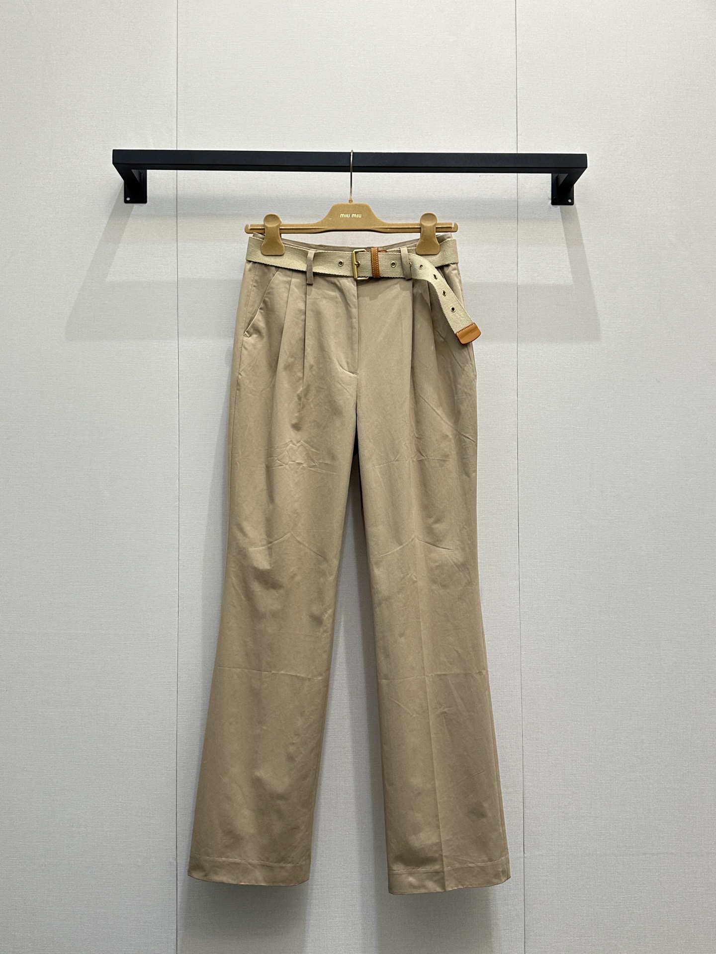 NO:803467,(Trousers) Miu* 26Ss early spring new style khaki pants丨exclusively developed by yb!  Top quality production!  The design reshapes the college style. Pair it with a belt for embellishment. The neat silhouette modifies the leg shape and has a sweet and cool girly feel. It is the finishing touch of the early spring wardrobe. Available in stock, S/M/L, large quantities, real shots,, miumiu,19860909（长裤） Miu* 26Ss早春新款 卡其色裤丨独家yb开发！顶级高版出品！设计重塑学院风.搭配腰带做点缀.利落版型修饰腿型,自带甜酷少女感,是早春衣橱的点睛之笔.现货发售S/M/L大货实拍,,miumiu,,Women's clothing