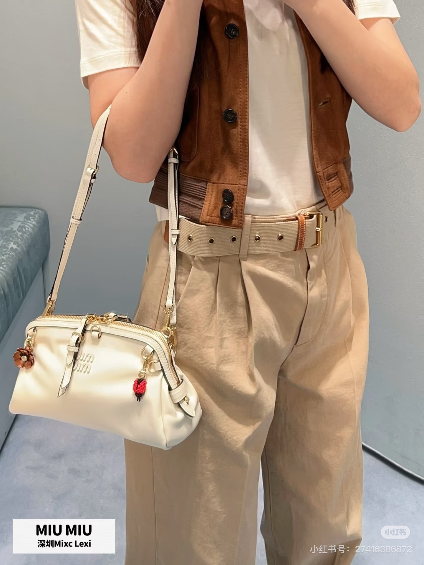 NO:803469,(Trousers) Miu* 26Ss early spring new style khaki pants丨exclusively developed by yb!  Top quality production!  The design reshapes the college style. It is decorated with a belt. The neat silhouette modifies the leg shape and has a sweet and cool girly feel. It is the finishing touch of the early spring wardrobe. Ready for sale in S/M/L,,miumiu,19860909（长裤） Miu* 26Ss早春新款 卡其色裤丨独家yb开发！顶级高版出品！设计重塑学院风.搭配腰带做点缀.利落版型修饰腿型,自带甜酷少女感,是早春衣橱的点睛之笔.现货发售S/M/L,,miumiu,,Women's clothing