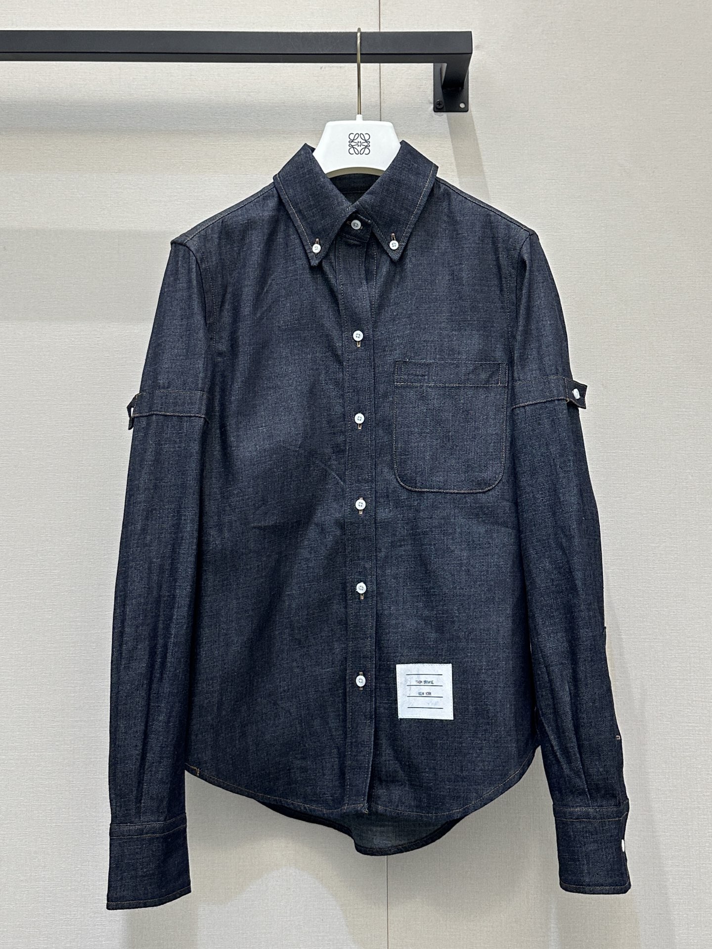 NO:802862,Thom browne sleeve button adjustment tabs (arm loops) The button tabs on both sleeves are the most recognizable design of this style. They can tighten the sleeves to create a neat feel, or relax the wear. They are one of Thom Browne’s classic elements. The white label at the hem of the white label patch on the placket is the brand’s iconic “label” design.  It strengthens the brand recognition. The classic version structure uses cotton Italian denim fabric with a button collar. The twill weave brings a crisp texture and will naturally fade with wear. The more it wears, the more it has a taste. The iconic four-stripes, red, white and blue webbing, and slim tailoring are the core symbols. It focuses on a style that combines college style with high-end ready-to-wear. There is a red, white and blue webbing on the back collar, and the sleeve loop buttons are accurately positioned. SML real shot of the goods,,19860909Thom browne袖筒纽扣调节袢（臂环）双袖的纽扣袢是该款最具辨识度的设计,既可以收紧袖型打造利落感,也能放松穿着 是Thom Browne的经典元素之一 门襟白标贴饰下摆处的白色标签是品牌标志性的“标”设计 强化了品牌辨识度.经典版型结构采用纽扣领使用棉的意大利丹宁面料,斜纹织法带来挺括质感,同时会随穿着产生自然落色,越穿越有味道以标志性四道杠条纹、红白蓝三色织带、修身剪裁为核心符号,主打学院风与高级成衣结合的风格 后领有红白蓝三色织带,袖袢纽扣位置精准.SML大货实拍,,,Women's clothing