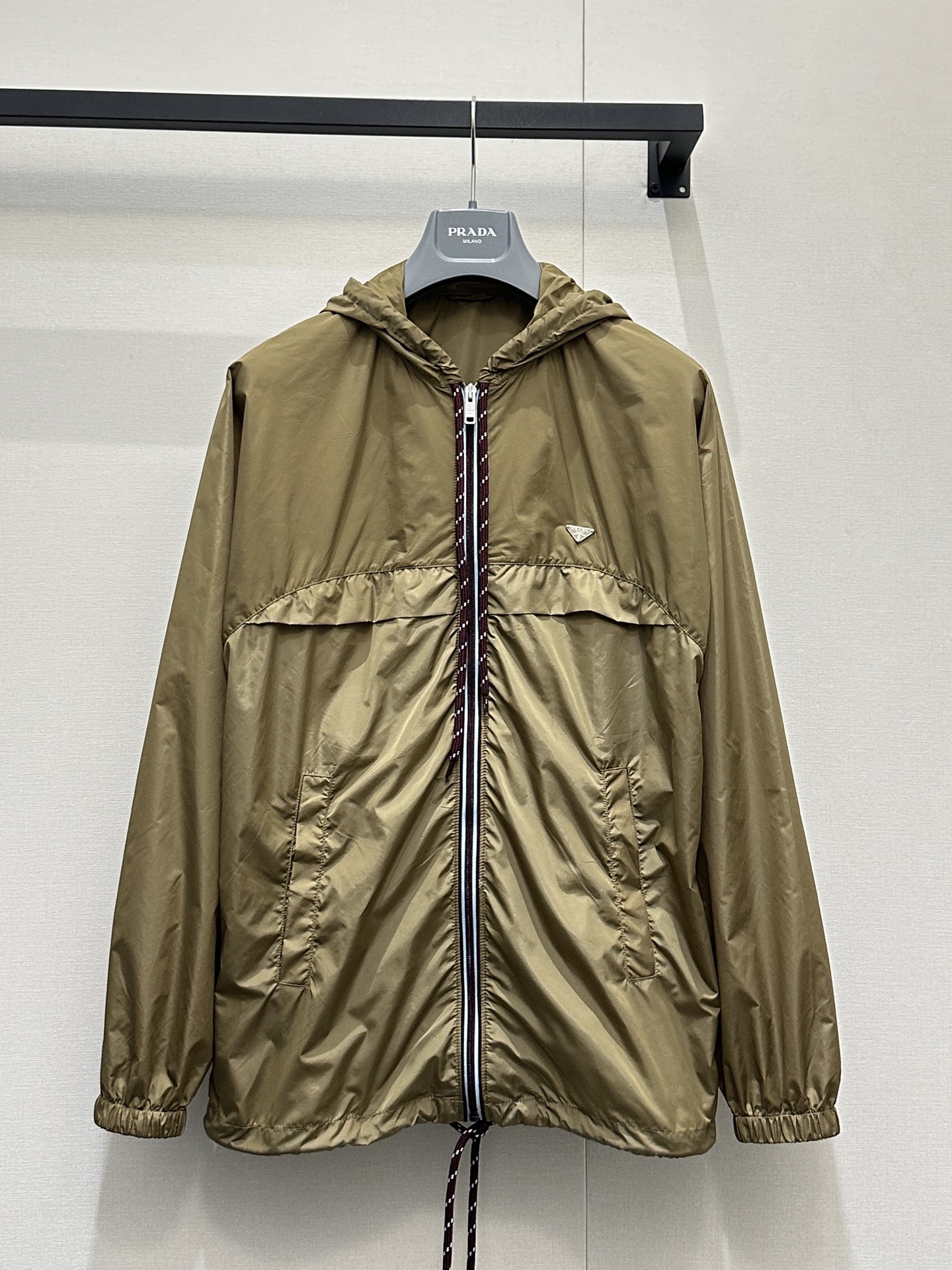 NO:802845,*26new Contrast lapel retro nylon baseball jacket. Brown nylon fabric is light and shiny, with burgundy ribbed lapels + contrasting stripes on the hem, full of retro sporty feel!  The light blue triangle logo on the chest adds to the details of the outfit, which is very eye-catching. Made of recycled environmentally friendly nylon, the inverted triangle logo on the left chest is very recognizable, zipper opening + hand pockets, practical and fashionable. It is very suitable for spring and autumn. It can easily create a casual and high-end feel whether it is pants or skirts. It is a must-have for daily outings!  1:1 Awesome version, the latest spring and summer items, look for the exclusive high version SML real shots of large products, skirts, jackets & coats, jackets & coats,19860909*26new 撞色翻领复古尼龙棒球夹克外套 棕黄色尼龙面料轻便有光泽,酒红罗纹翻领+下摆撞色条纹,复古运动感满满！胸前浅蓝色三角徽标增添穿搭细节亮点,吸睛度满分 再生环保尼龙材质,左胸倒三角徽标超有辨识度,拉链开合+插手口袋,实用又时髦 春秋穿超合适,无论裤装还是裙装都能轻松打造随性高级感,日常出街必备！1:1超赞版型,春夏最新单品,认准独家高版本 SML大货实拍,,skirts,jackets & coats,jackets & coats,,Women's clothing