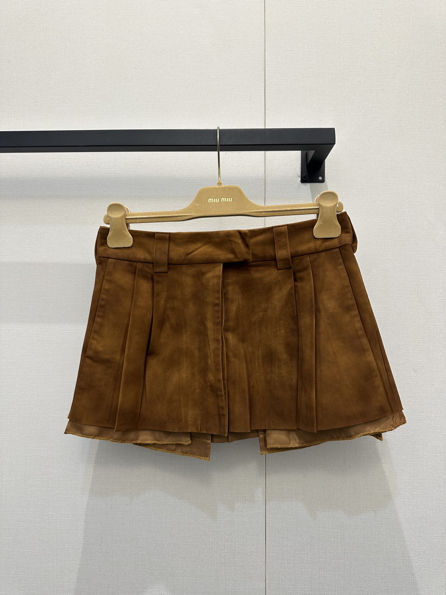 NO:803471,.Miu  Miu*26 caramel color suede pleated short skirt is made of fine-textured suede fabric with a matte retro luster. It feels soft and skin-friendly. The crisp fabric can also maintain the shape well. The neat high-waisted waistband and three-dimensional pleated design can not only optimize the waist  The hip ratio also gives the skirt a sense of flexibility and layering. The classic caramel color is versatile and high-end. With belt loop details, it has a retro atmosphere and a college girl feel. The neat short cut of the skirt is playful and reduces age. It is a versatile item for creating sweet, cool and retro styles. Sizes  S M L. Real photos of large products,,miumiu,skirts,chamois leather,19860909.Miu Miu*26焦糖色麂皮百褶短裙,采用质感细腻的麂皮面料打造,自带哑光复古光泽,触感柔软亲肤,挺括的面料也能很好地维持版型.利落的高腰腰头搭配立体压褶设计,既能优化腰臀比例,又赋予裙身灵动层次感,经典焦糖色调百搭又高级,搭配腰带袢细节,兼具复古氛围与学院少女感,裙型利落的短款剪裁俏皮减龄,是打造甜酷风、复古风穿搭的百搭单品,尺码 S M L.大货实拍,,miumiu,skirts,chamois leather,,Women's clothing