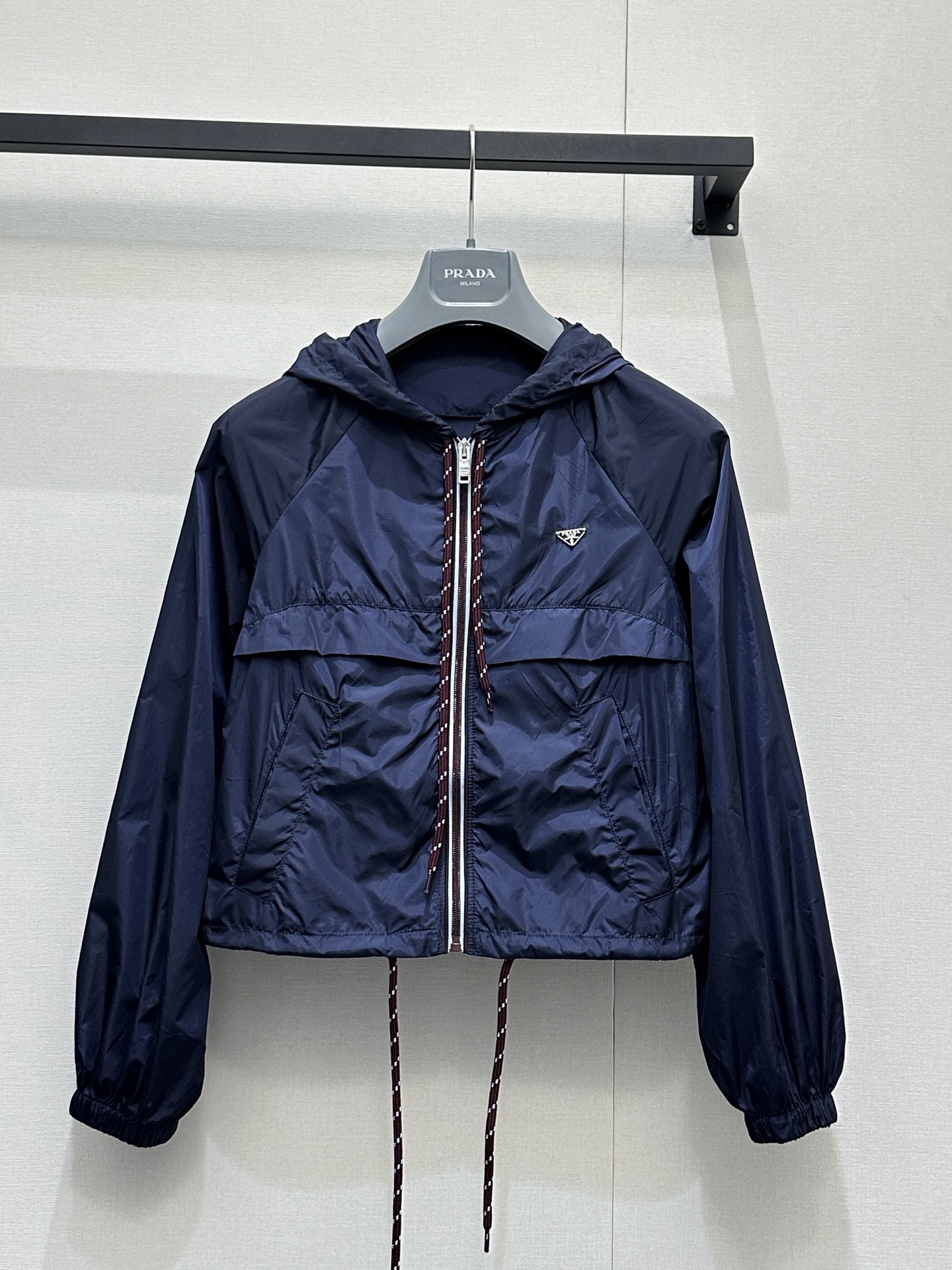 NO:804530,(Coat) Prad*26 brand new and latest hooded short jacket, customized YB environmentally friendly regenerated nylon material, glossy texture, stylish, hooded zipper short jacket  The body is based on navy blue, embellished with red cable drawstrings. The drawstring and zipper details of the hooded jacket are full of design. The loose fit hides flesh and is casual. The thin fabric is breathable and comfortable. The small logo on the chest is low-key. The upper body can easily create a girly and street-like dressing atmosphere. Wear it out on the street and it will turn heads. Customized surface accessories. Look for the version. High version. Burgundy. Actual shot of the goods. Prada, jackets & coats, hats,19860909（外套） Prad*26全新最新款连帽短款外套 定制YB环保再生尼龙材质,质感光泽,穿搭有型,连帽拉链短款外套 大身以藏蓝色为基底,点缀红色绞花抽绳,连帽外套的抽绳与拉链细节设计感拉满,宽松的版型藏肉又随性,轻薄的面料透气又舒适,胸口的小logo低调点缀,上身轻松拿捏少女感与街头感兼具的穿搭氛围,出街穿它回头率爆表.定制面辅料 认准版本 高版本 酒红 大货实拍,,prada,jackets & coats,hats,,Women's clothing