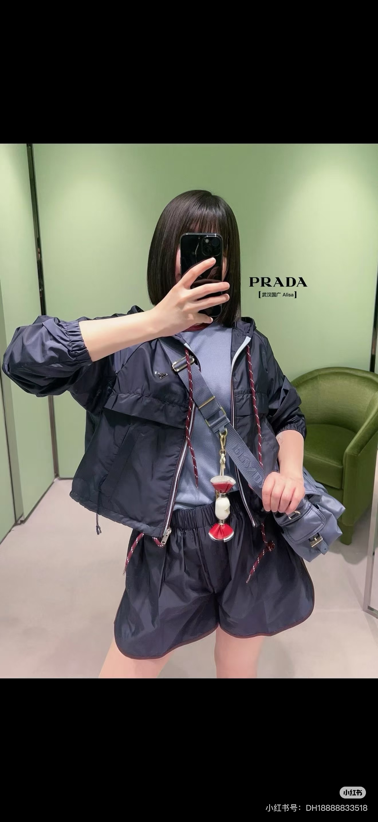 NO:804533,(Coat) Prad*26 brand new and latest hooded short jacket, customized YB environmentally friendly regenerated nylon material, glossy texture, stylish, hooded zipper short jacket  The body is based on navy blue, embellished with red cable drawstrings. The drawstring and zipper details of the hooded jacket are full of design. The loose fit hides flesh and is casual. The thin fabric is breathable and comfortable. The small logo on the chest is low-key embellishment. The upper body can easily create a girly and street-like dressing atmosphere. Wear it out on the street and it will turn heads. Customized surface accessories Look for the version High version Burgundy, prada, jackets & coats, hats,19860909（外套） Prad*26全新最新款连帽短款外套 定制YB环保再生尼龙材质,质感光泽,穿搭有型,连帽拉链短款外套 大身以藏蓝色为基底,点缀红色绞花抽绳,连帽外套的抽绳与拉链细节设计感拉满,宽松的版型藏肉又随性,轻薄的面料透气又舒适,胸口的小logo低调点缀,上身轻松拿捏少女感与街头感兼具的穿搭氛围,出街穿它回头率爆表.定制面辅料 认准版本 高版本 酒红,,prada,jackets & coats,hats,,Women's clothing