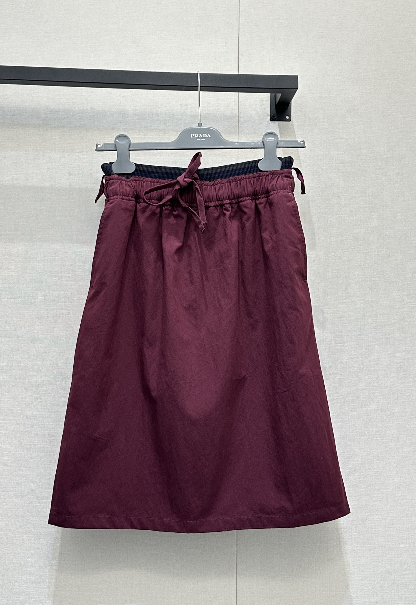 NO:804524,Prada*26 new straight silhouette, mid-length design, slits at the back to enhance ease of movement, highly tolerant to the body, and both casual and neat. The elastic drawstring waistband, with contrasting ribbed waistband, allows you to freely adjust the waistline, taking into account both comfort and style. Symmetrical double pockets on the back waist + small side patch pockets combine practicality and workwear style.  The side pockets are decorated with Prada's iconic enamel metal triangle logo, which is the core element of brand recognition; (garnet red/dark red) poplin fabric has a crisp texture that is not easy to wrinkle, and has a retro and high-end feel.  It can be salty or sweet. It can be paired with a Prada shirt of the same color to create a commuting look, or it can be paired with a sweatshirt and sneakers for a casual and sports style. It is suitable for daily life, commuting, light business and other scenarios. SML real shots of large quantities, prada, sneakers, hoodie, sweatshirts, shirts,19860909Prada*26新款直筒廓形 中长款设计,后片开衩提升活动便利性,对身材包容度高,兼具休闲感与利落感.松紧抽绳腰头,搭配撞色罗纹腰边,可自由调节腰围,兼顾舒适度与造型感.后腰对称双口袋+侧方小贴袋,兼具实用性与工装风格 侧袋处饰有Prada标志性的搪瓷金属三角徽标,是品牌辨识度核心元素；（石榴红/深红色）府绸面料,质感挺括不易皱,自带复古高级感. 可盐可甜,既能搭配同色系Prada衬衫打造通勤造型,也可搭配卫衣、运动鞋走休闲运动风,适配日常、通勤、轻商务等多场景.SML大货实拍,,prada,sneakers,hoodie,sweatshirts,shirts,,Women's clothing