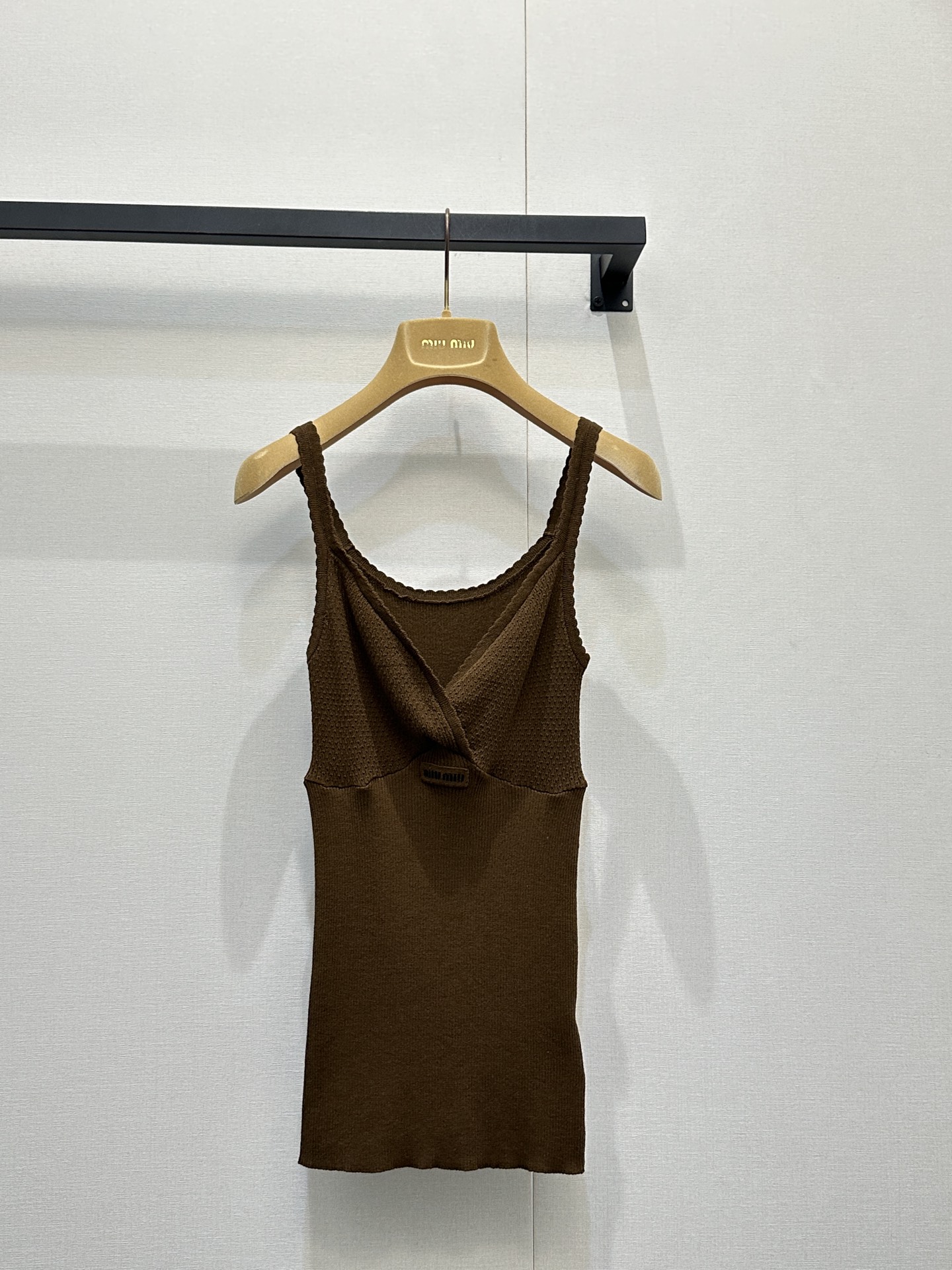 NO:804542,Miu Miu 2026 spring and summer new mist blue knitted sling, welding the tenderness and delicacy of a girl to the body  Low saturation haze blue has a cool atmosphere. The V-neck cross design modifies the shoulder and neck lines. The double thin shoulder straps make the upper body become right-angled shoulders in seconds. The hollow mesh texture of the upper body is breathable and not sweaty. The pitted knitting of the lower body fits the body shape and outlines graceful curves. The short version is easy to wear.  Raise the waistline to create the golden ratio of 30 to 70 points. Whether worn alone with jeans and skirts, or layered with suits or cardigans, you can easily achieve a sense of relaxation and luxury. It is a versatile artifact in the spring and summer wardrobe. It is gentle and noble. Whoever wears it will be the sweetest girl in the world!  Size S M L, real shots of large products,,miumiu,skirts,jeans,business suit,gold,19860909Miu Miu 2026春夏新款雾蓝色针织吊带,把少女的温柔与精致焊在身上 低饱和雾霾蓝自带清冷氛围感,V领交叉设计修饰肩颈线条,双细肩带更显灵动,上身秒变直角肩.上半身镂空网眼肌理透气不闷汗,下半身坑条针织贴合身形,勾勒曼妙曲线,短款版型轻松拉高腰线,打造三七分黄金比例.无论是单穿搭配牛仔裤、半裙,还是作为内搭叠穿西装、开衫,都能轻松拿捏松弛感与高级感,是春夏衣橱里的百搭神器,温柔又显贵,谁穿谁是人间甜妹！ 尺码S M L大货实拍,,miumiu,skirts,jeans,business suit,gold,,Women's clothing