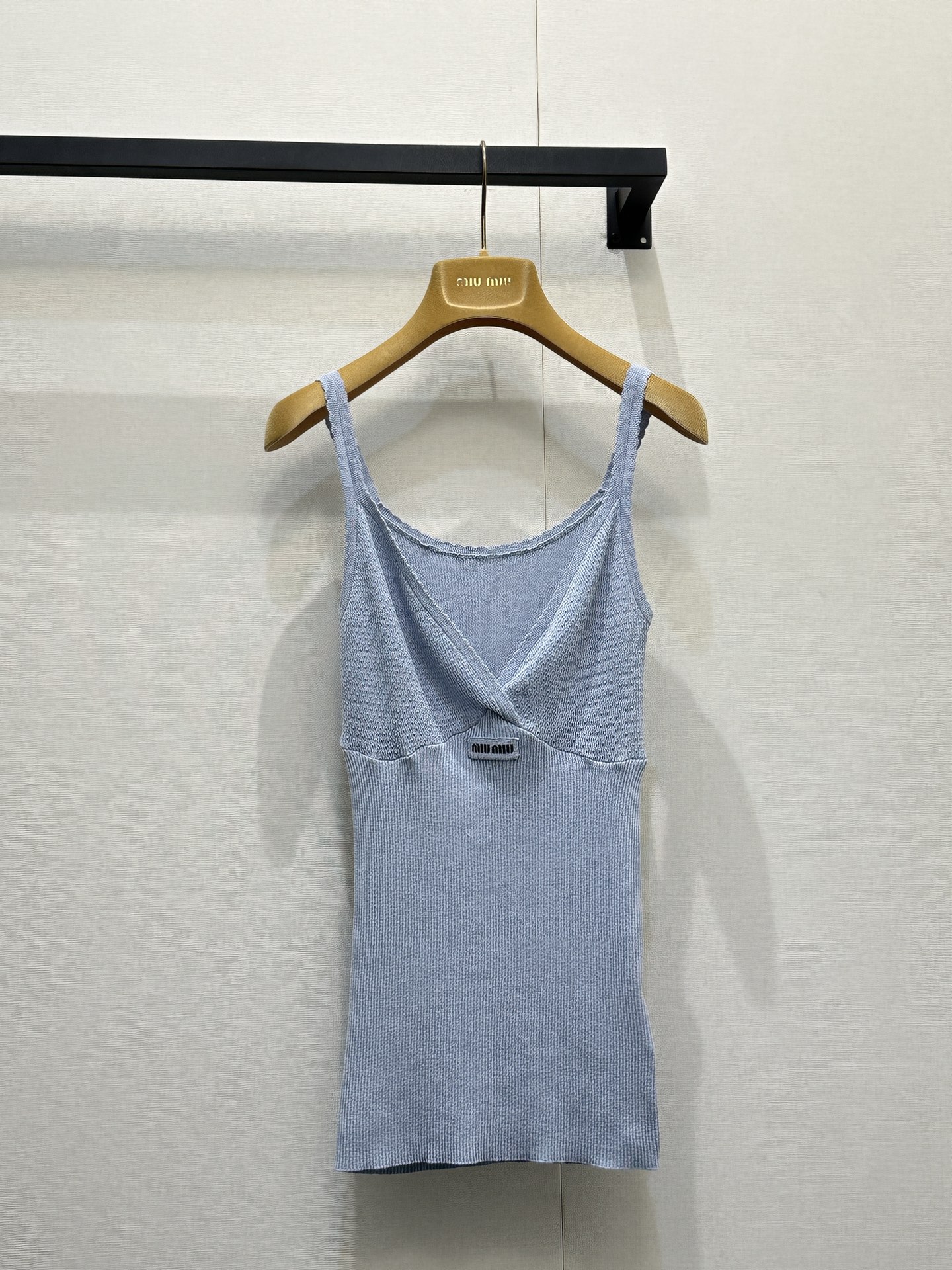 NO:804536,Miu Miu 2026 spring and summer new mist blue knitted sling, welding the tenderness and delicacy of a girl to the body  Low saturation haze blue has a cool atmosphere. The V-neck cross design modifies the shoulder and neck lines. The double thin shoulder straps make the upper body become right-angled shoulders in seconds. The hollow mesh texture of the upper body is breathable and not sweaty. The pitted knitting of the lower body fits the body shape and outlines graceful curves. The short version is easy to wear.  Raise the waistline to create the golden ratio of 30 to 70 points. Whether worn alone with jeans and skirts, or layered with suits or cardigans, you can easily achieve a sense of relaxation and luxury. It is a versatile artifact in the spring and summer wardrobe. It is gentle and noble. Whoever wears it will be the sweetest girl in the world!  Size S M L, real shots of large products,,miumiu,skirts,jeans,business suit,gold,19860909Miu Miu 2026春夏新款雾蓝色针织吊带,把少女的温柔与精致焊在身上 低饱和雾霾蓝自带清冷氛围感,V领交叉设计修饰肩颈线条,双细肩带更显灵动,上身秒变直角肩.上半身镂空网眼肌理透气不闷汗,下半身坑条针织贴合身形,勾勒曼妙曲线,短款版型轻松拉高腰线,打造三七分黄金比例.无论是单穿搭配牛仔裤、半裙,还是作为内搭叠穿西装、开衫,都能轻松拿捏松弛感与高级感,是春夏衣橱里的百搭神器,温柔又显贵,谁穿谁是人间甜妹！ 尺码S M L大货实拍,,miumiu,skirts,jeans,business suit,gold,,Women's clothing