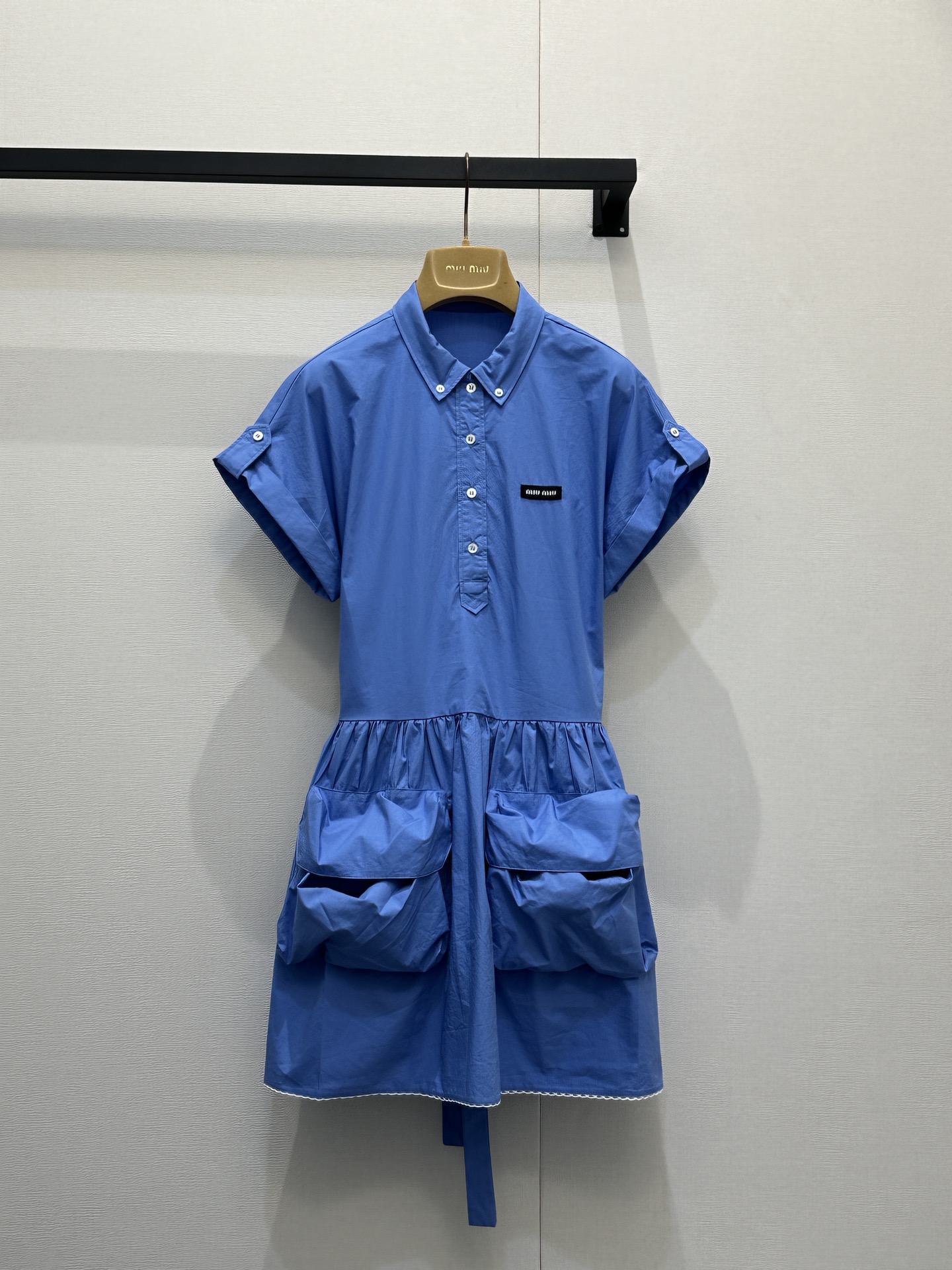 NO:805352,Miu Miu  White lapel waisted shirt dress, pure off-white tone brings a gentle atmosphere, classic lapel + half placket design is neat and capable, rolled short sleeves add a casual sense of relaxation. The same color embroidered logo on the chest low-key highlights the brand recognition, high waist  The waist + large pocket design optimizes body proportions and creates a smart girly look, and the lace details at the hem are exquisite and full. The light and breathable fabric is suitable for spring and summer, and can be easily used for daily commuting, dates and outings. It is a versatile item to create a sweet and cool college style.  Sizes S/M/L, real shots of large products,,miumiu,skirts,shirts,T-shirt,19860909Miu Miu 白色翻领收腰衬衫式连衣裙,纯净米白调自带温柔氛围感,经典翻领+半开襟门襟设计利落干练,卷边短袖增添随性松弛感.胸前同色系刺绣logo低调彰显品牌辨识度,高腰收腰+大口袋设计优化身材比例,打造灵动少女感,下摆蕾丝花边细节精致感拉满.轻盈透气面料适配春夏,日常通勤、约会出游都能轻松驾驭,是打造甜酷学院风的百搭单品. 尺码S/M/L大货实拍,,miumiu,skirts,shirts,T-shirt,,Women's clothing