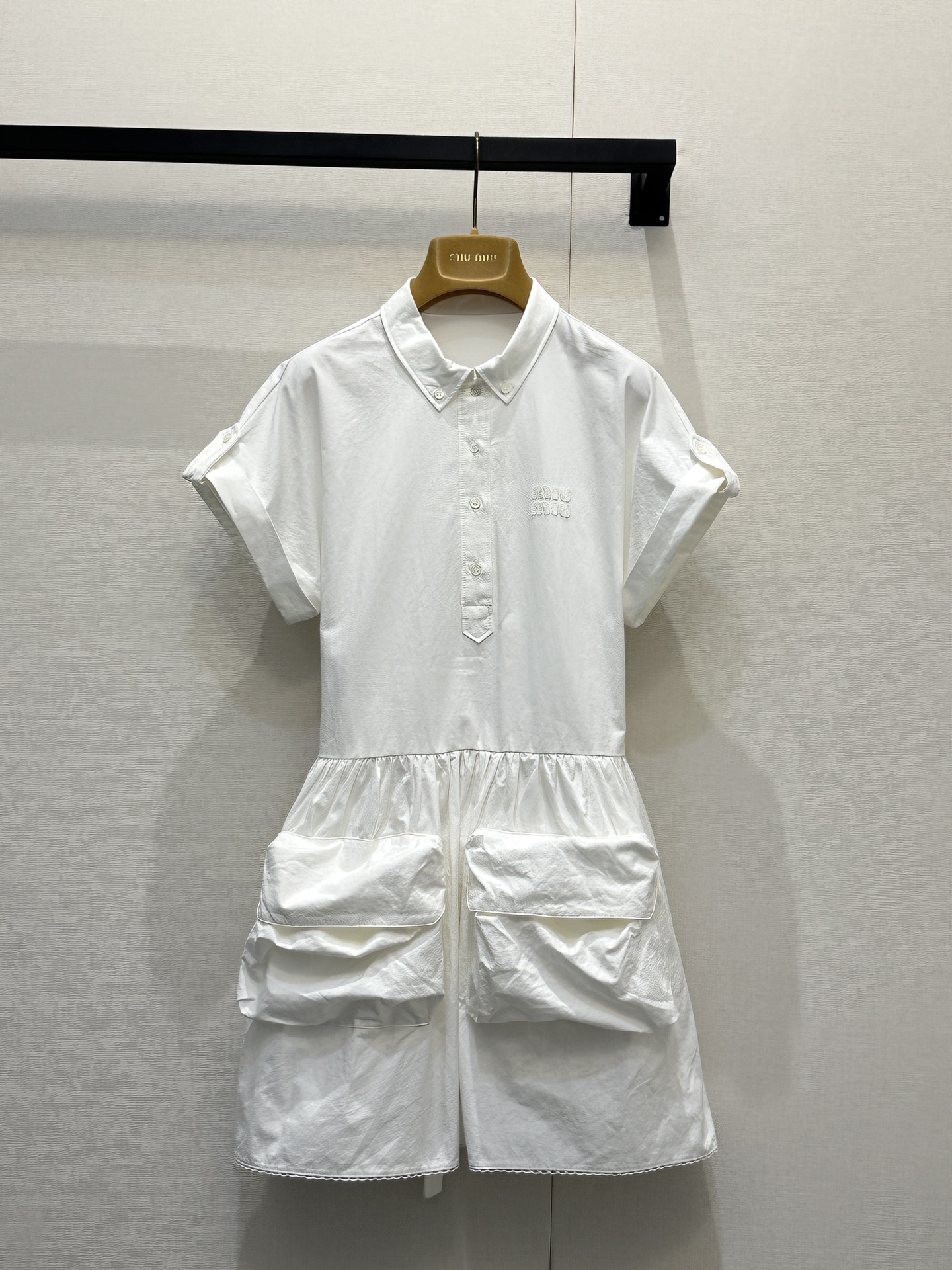 NO:805375,Miu Miu  White lapel waisted shirt dress, pure off-white tone brings a gentle atmosphere, classic lapel + half placket design is neat and capable, rolled short sleeves add a casual sense of relaxation. The same color embroidered logo on the chest low-key highlights the brand recognition, high waist  The waist + large pocket design optimizes body proportions and creates a smart girly look, and the lace details at the hem are exquisite and full. The light and breathable fabric is suitable for spring and summer, and can be easily used for daily commuting, dates and outings. It is a versatile item to create a sweet and cool college style.  Sizes S/M/L, real shots of large products,,miumiu,skirts,shirts,T-shirt,19860909Miu Miu 白色翻领收腰衬衫式连衣裙,纯净米白调自带温柔氛围感,经典翻领+半开襟门襟设计利落干练,卷边短袖增添随性松弛感.胸前同色系刺绣logo低调彰显品牌辨识度,高腰收腰+大口袋设计优化身材比例,打造灵动少女感,下摆蕾丝花边细节精致感拉满.轻盈透气面料适配春夏,日常通勤、约会出游都能轻松驾驭,是打造甜酷学院风的百搭单品. 尺码S/M/L大货实拍,,miumiu,skirts,shirts,T-shirt,,Women's clothing