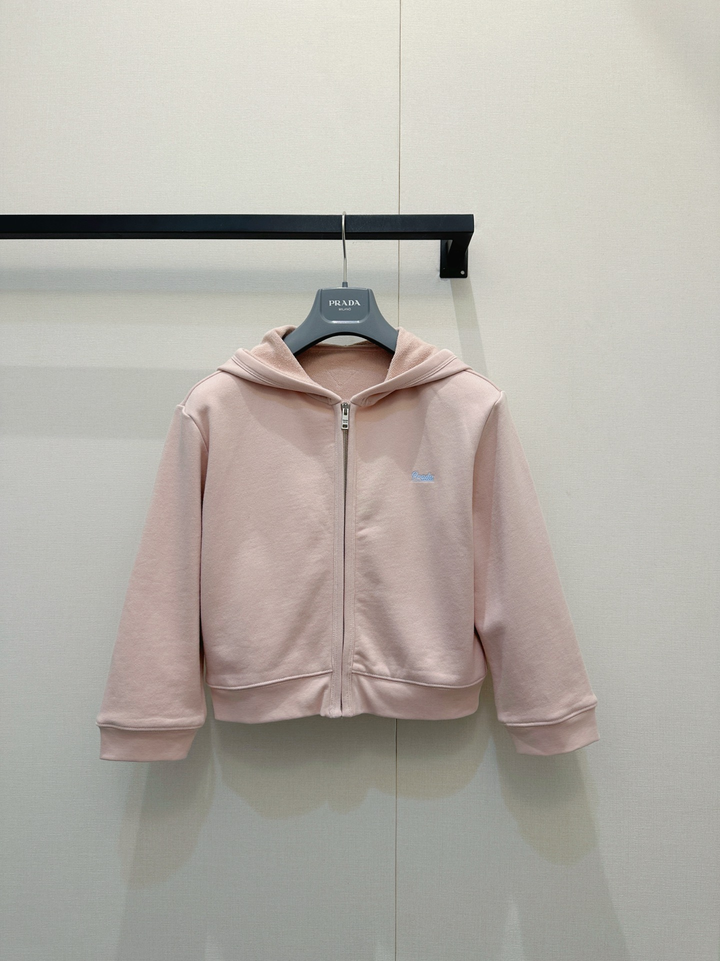 NO:806096,Prada's new 26-year-old retro short sweatshirt jacket has a sweet and cool relaxed feel. Blue PD embroidery. It looks great when worn with work pants. A light pink hoodie + baby blue vest, gentle and age-reducing. Paired with retro French work pants, it has a sweet and cool feeling~ Spot SML large goods, real shots, prada, hoodie, sweatshirts, jackets & coats, hats,19860909Prada26年新款复古短卫衣外套 甜酷松弛感 蓝色pd刺绣 搭配工裤穿搭太绝了浅粉连帽衫+baby蓝背心,温柔又减龄,搭配复古法工裤,甜酷感直接拉满～ 现货SML大货实拍,,prada,hoodie,sweatshirts,jackets & coats,hats,,Women's clothing