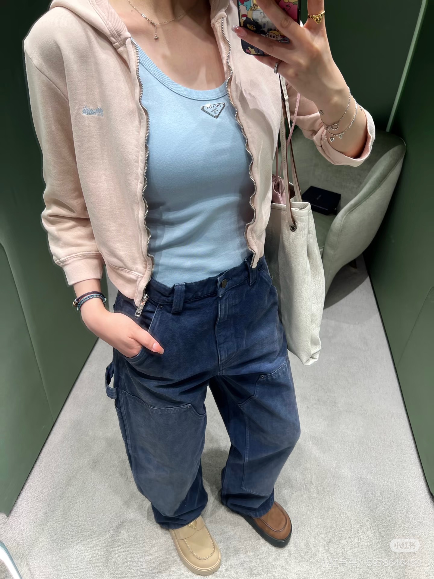 NO:806099,Prada's new 26-year-old retro short sweatshirt jacket has a sweet and relaxed feel. Blue PD embroidery. It looks great when worn with work pants. The light pink hoodie + baby blue vest is gentle and age-reducing. Paired with retro French work pants, it has a sweet and cool feeling. In stock SML, prada, hoodie, sweatshirts, jackets & coats, hats,19860909Prada26年新款复古短卫衣外套 甜酷松弛感 蓝色pd刺绣 搭配工裤穿搭太绝了浅粉连帽衫+baby蓝背心,温柔又减龄,搭配复古法工裤,甜酷感直接拉满～ 现货SML,,prada,hoodie,sweatshirts,jackets & coats,hats,,Women's clothing