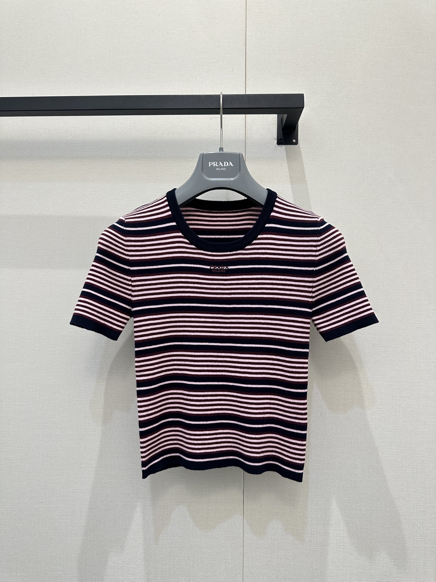 NO:806108,Prada26ss new spring and summer striped knitted short sleeves, striped contrasting design, retro and full of vitality!  Knitted fabric is soft and breathable, super comfortable to wear in spring and summer. Slim fit + round neck, simple and elegant, striped details are super layered, it is great to wear alone or layered. It can be easily controlled for daily commuting and leisure, and the sense of fashion directly fills the air. SML real shots of large goods, prada, T-shirt,19860909Prada26ss春夏新款条纹针织短袖,条纹撞色设计,复古又活力满满！针织面料柔软透气,春夏穿超舒服.修身版型+圆领,简约大方,条纹细节超有层次感,单穿或叠搭都很出彩.日常通勤、休闲都能轻松驾驭,时髦感直接拉满 SML大货实拍,,prada,T-shirt,,Women's clothing