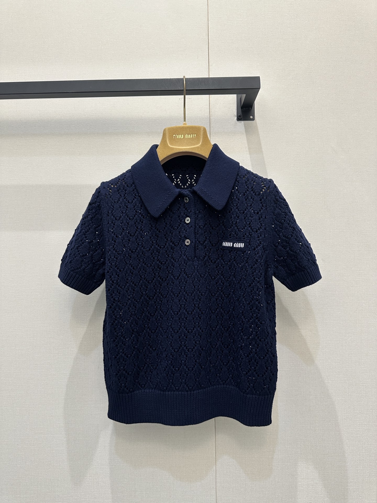 NO:806100,Miu Miu navy blue hollow Polo sweater, the classic navy color color is full of high-end, the exquisite hollow pattern brings breathability and retro atmosphere, the Polo collar design neatly reduces age, and the brand letter logo on the chest is fully recognizable. The soft and waxy knitted fabric is skin-friendly and comfortable. The loose version is not flattering to the figure. It is refreshing and neat to wear alone. It can be layered with shirts and jackets to unlock a variety of styles. It is a versatile item that can be worn for commuting and daily wear. Size S M  L real shots of large goods,,miumiu,jackets & coats,shirts,19860909Miu Miu 藏青色镂空Polo针织衫,经典藏青配色高级感拉满,精致镂空花纹自带透气感与复古氛围,Polo领设计利落减龄,胸前品牌字母标识辨识度拉满,软糯针织面料亲肤舒适,宽松版型不挑身材,单穿清爽利落,叠搭衬衫、外套都能解锁多种穿搭风格,是通勤、日常都能穿的百搭单品.尺码 S M L大货实拍,,miumiu,jackets & coats,shirts,,Women's clothing